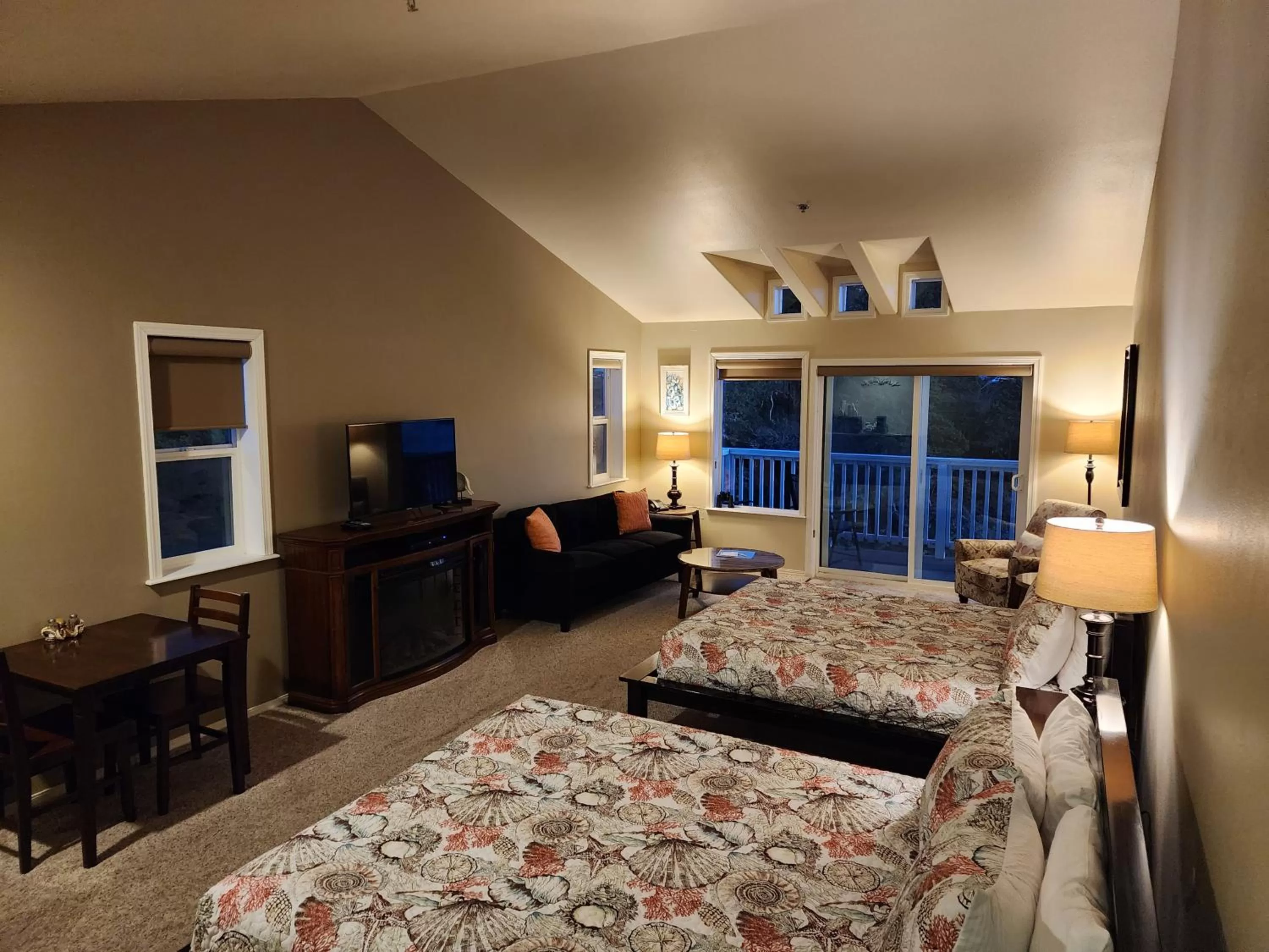 Bed in Inn at Arch Rock