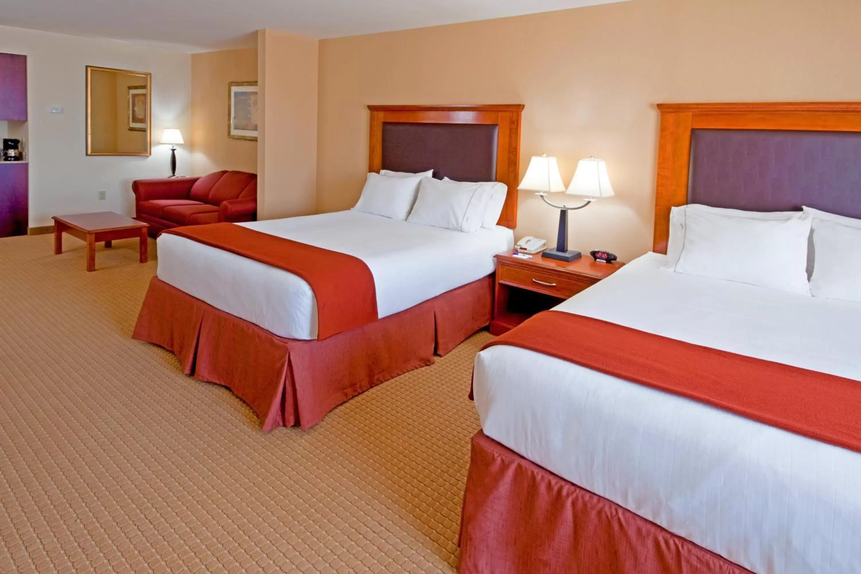 Bedroom, Bed in Holiday Inn Express & Suites Albany Airport Area - Latham, an IHG Hotel