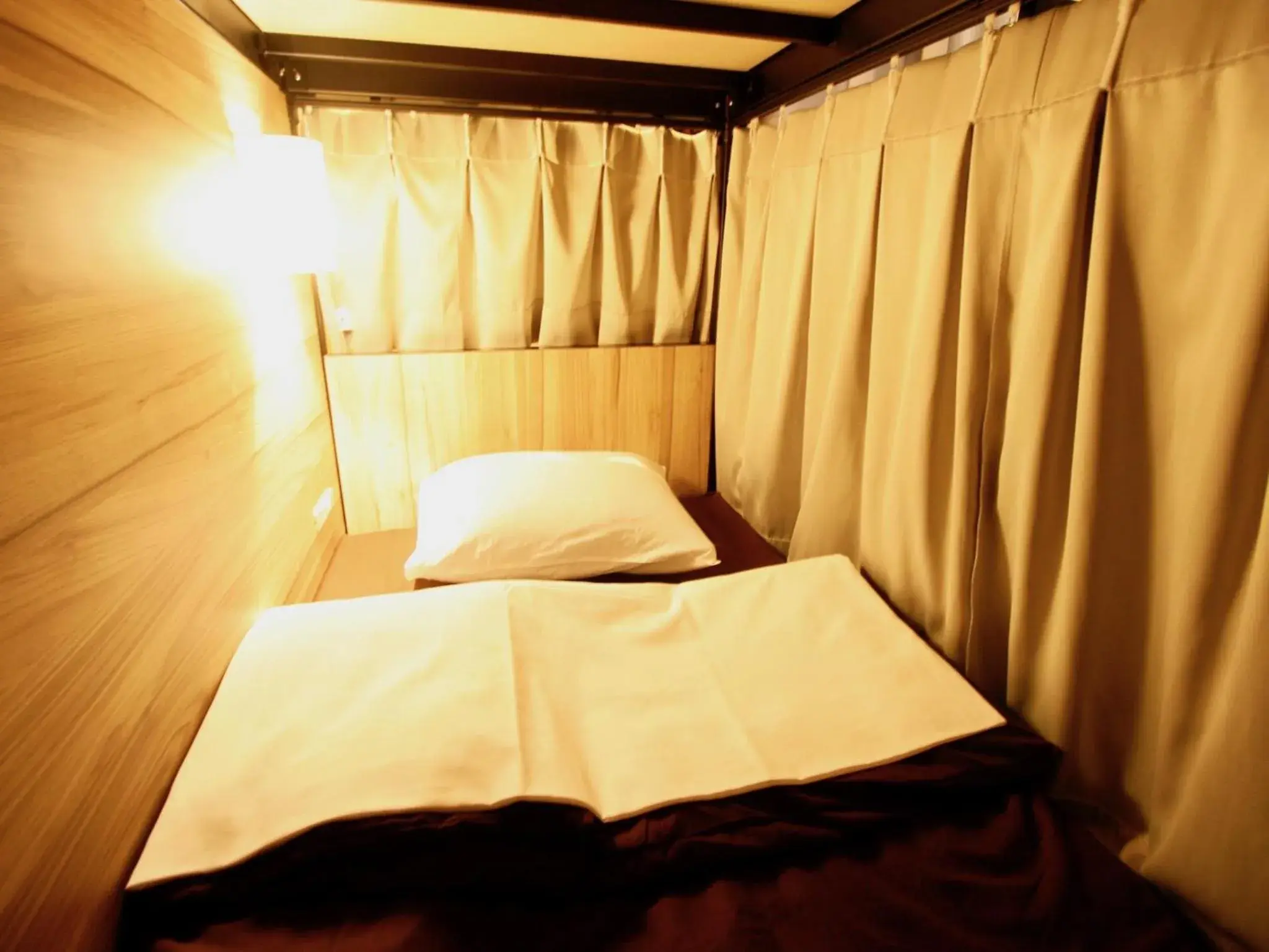 Bed in Namba Guesthouse HIVE