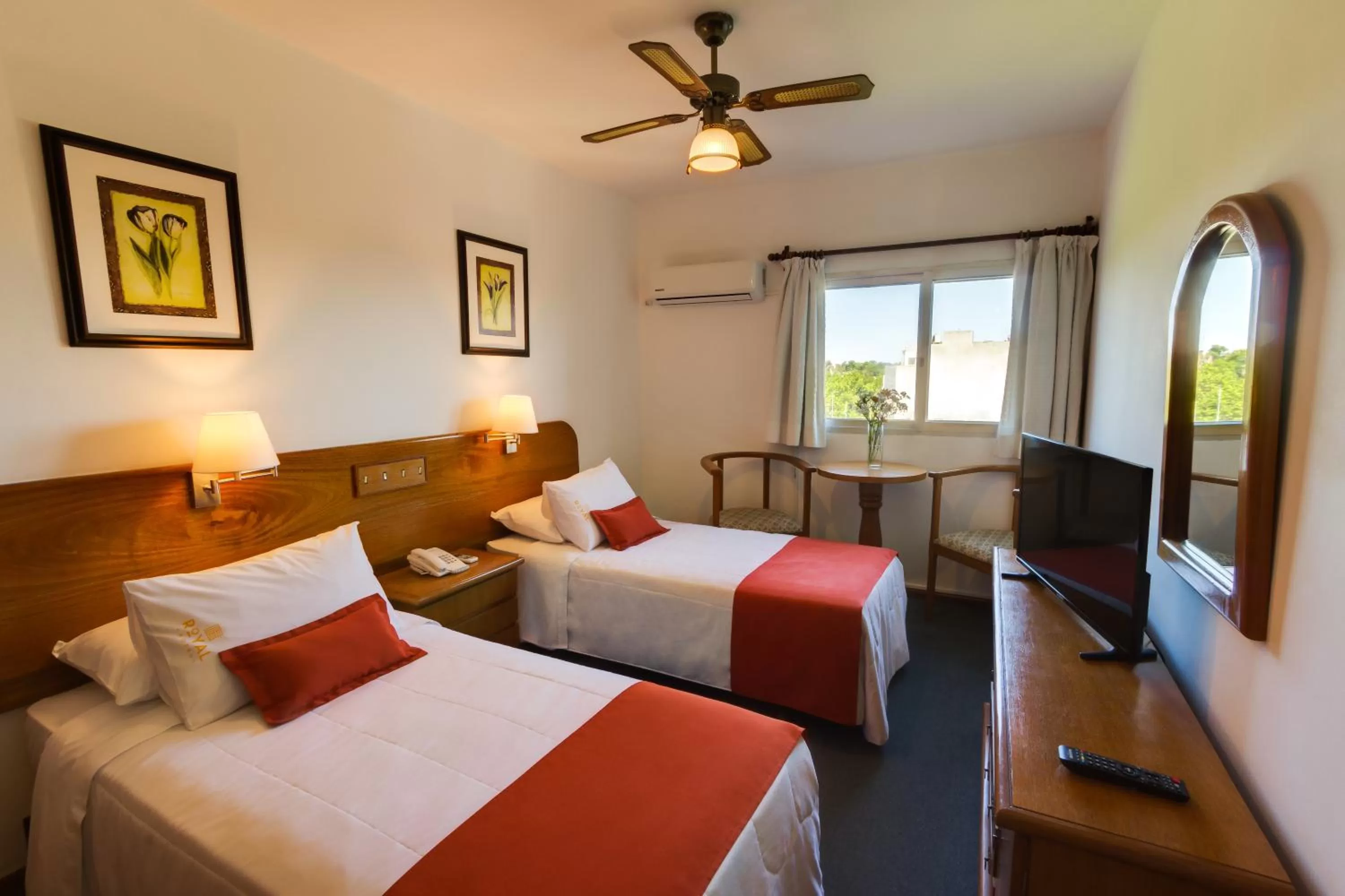 Photo of the whole room, Bed in Hotel Royal