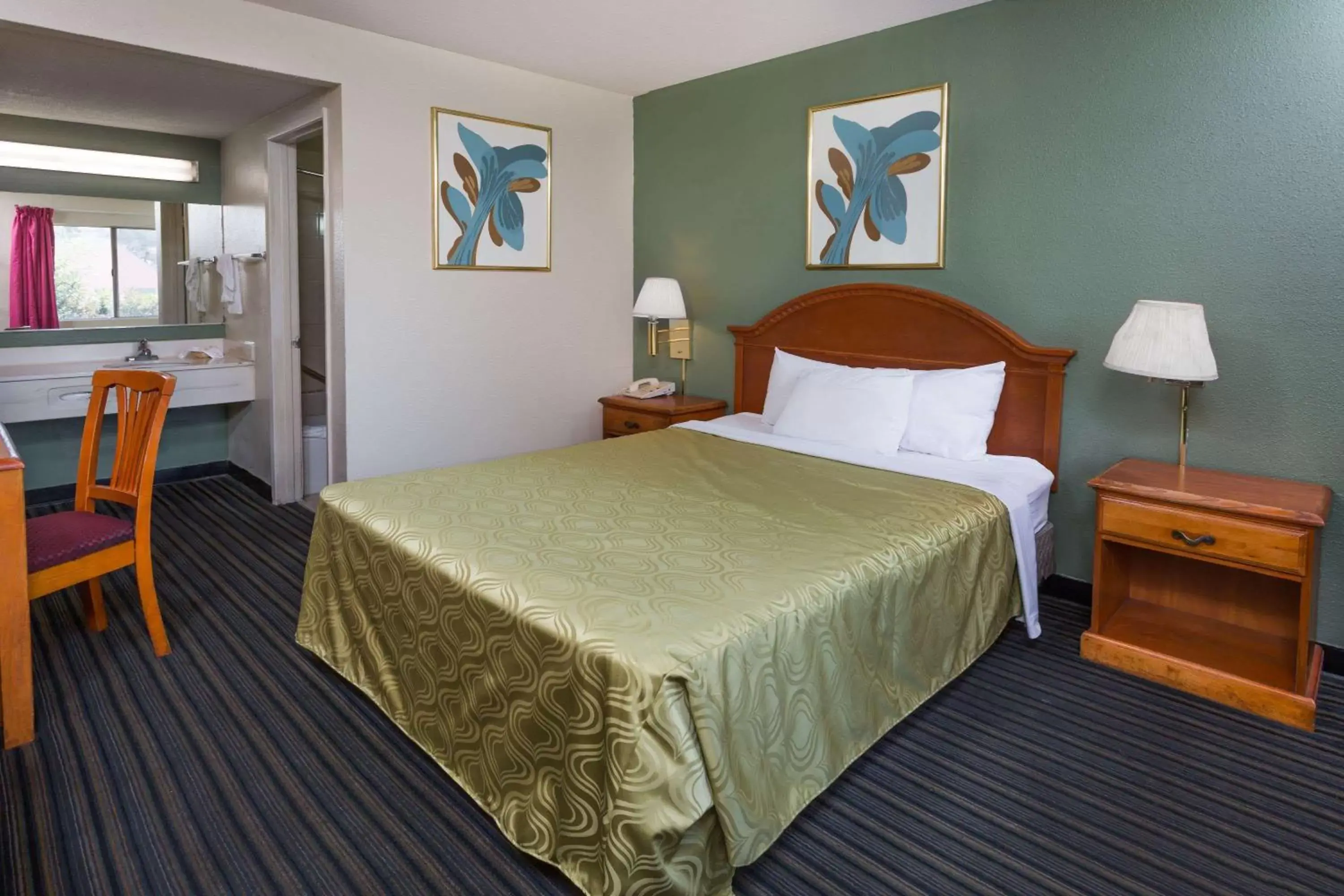 Photo of the whole room, Bed in Days Inn by Wyndham in San Bernardino