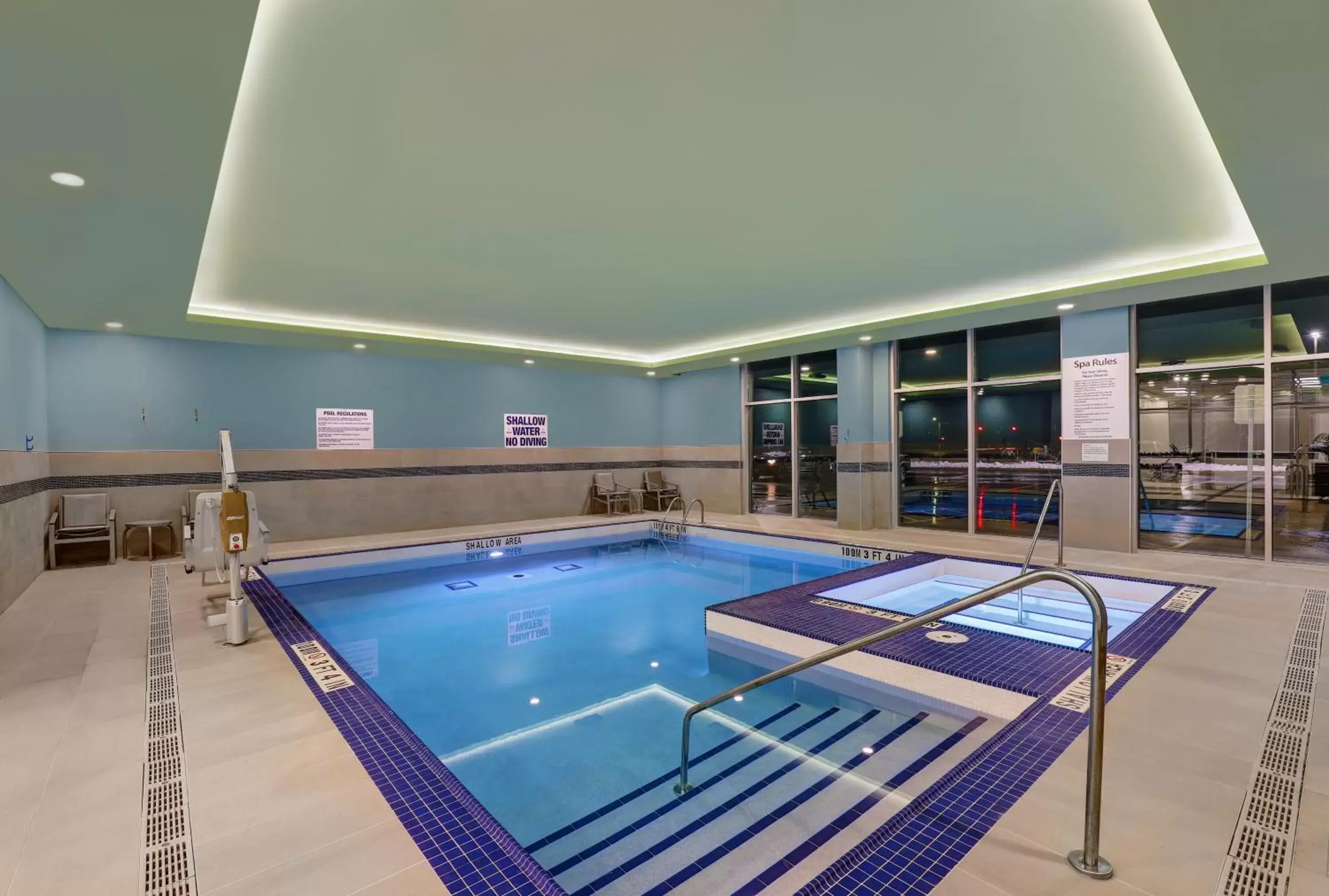 Swimming pool in Holiday Inn Express & Suites - Collingwood Swimming pool in Holiday Inn Express & Suites - Collingwood