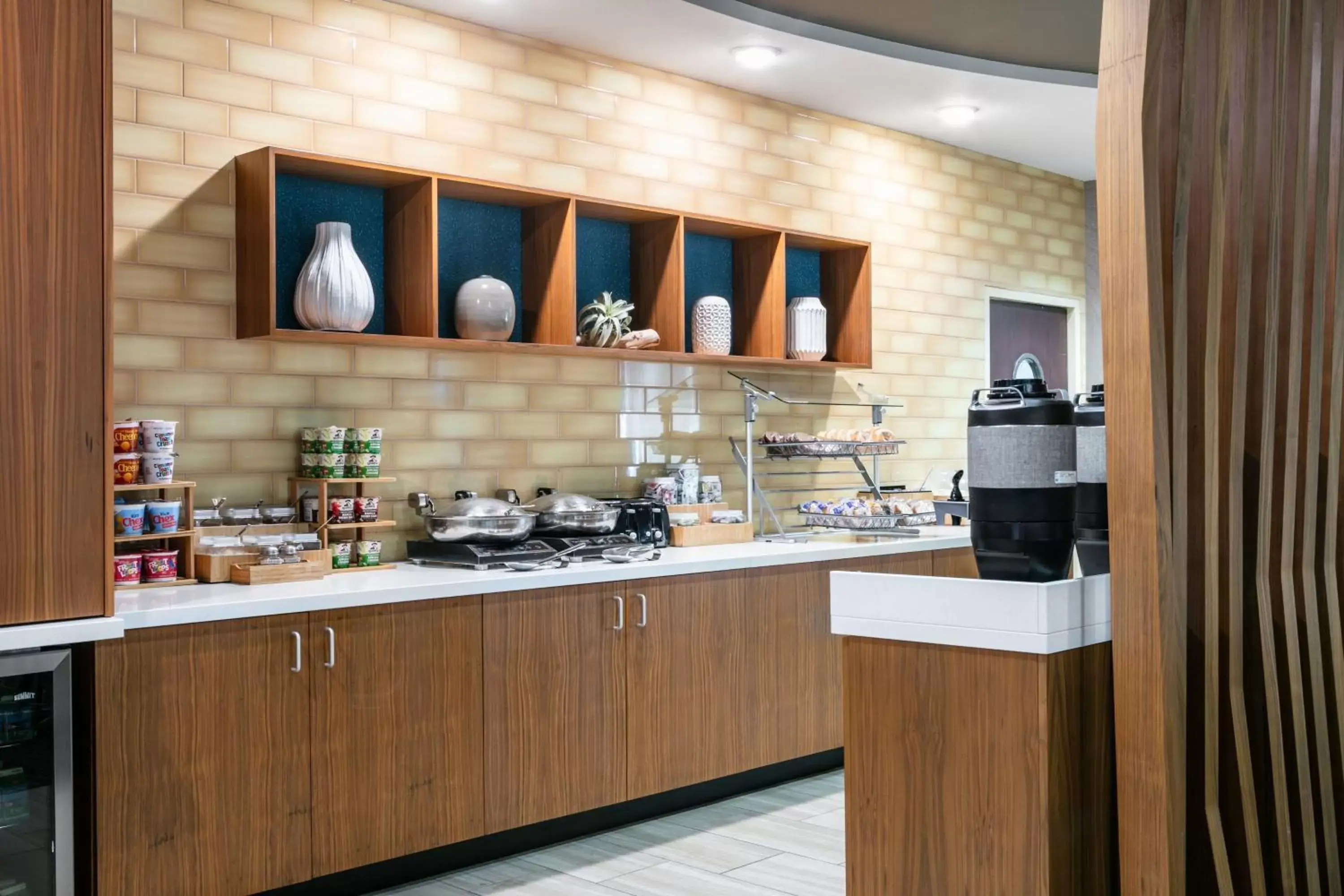 Breakfast, Kitchen/Kitchenette in SpringHill Suites by Marriott Cheyenne