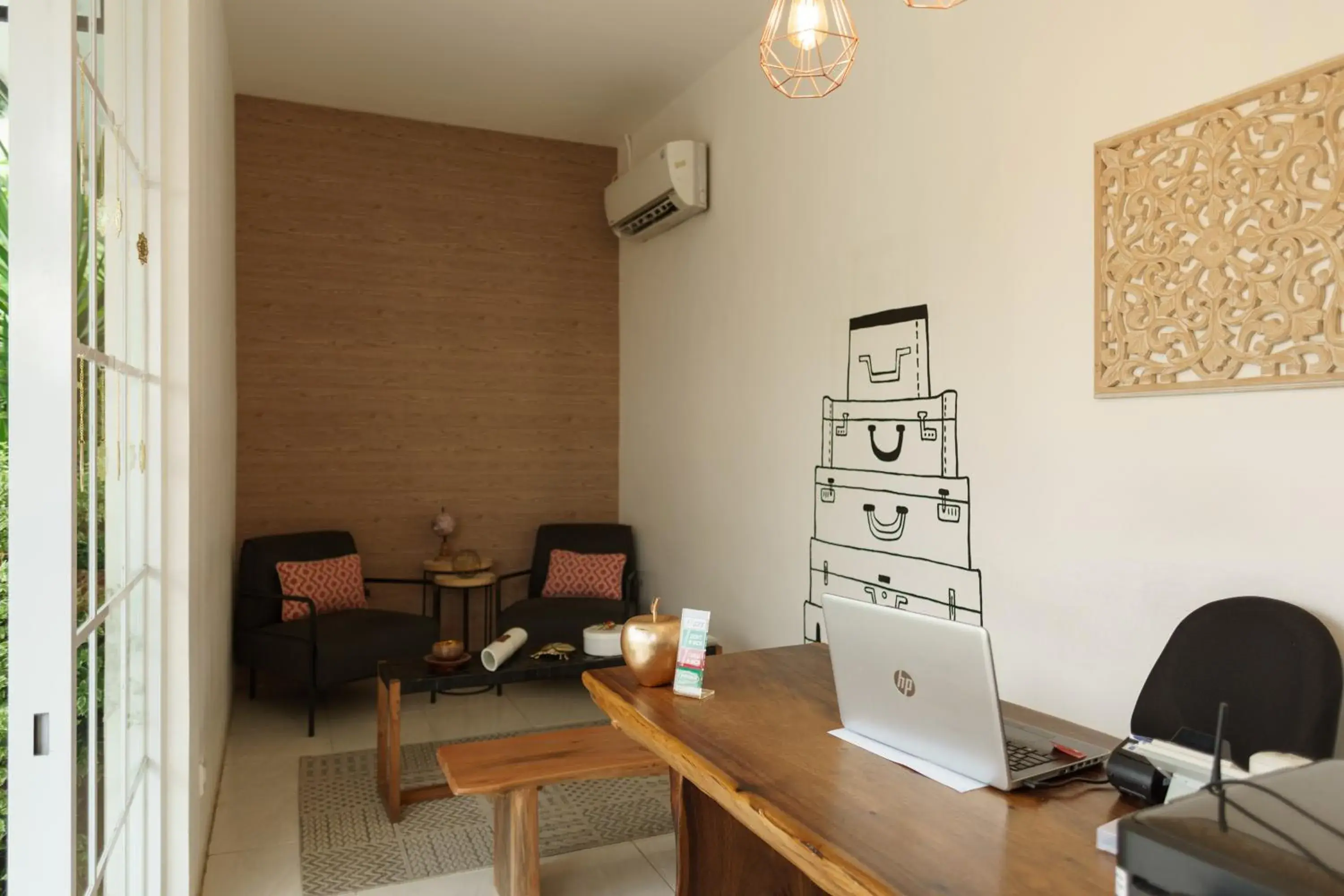 Living room in RedDoorz Plus near Exit Toll Puncak 2 Living room in RedDoorz Plus near Exit Toll Puncak 2