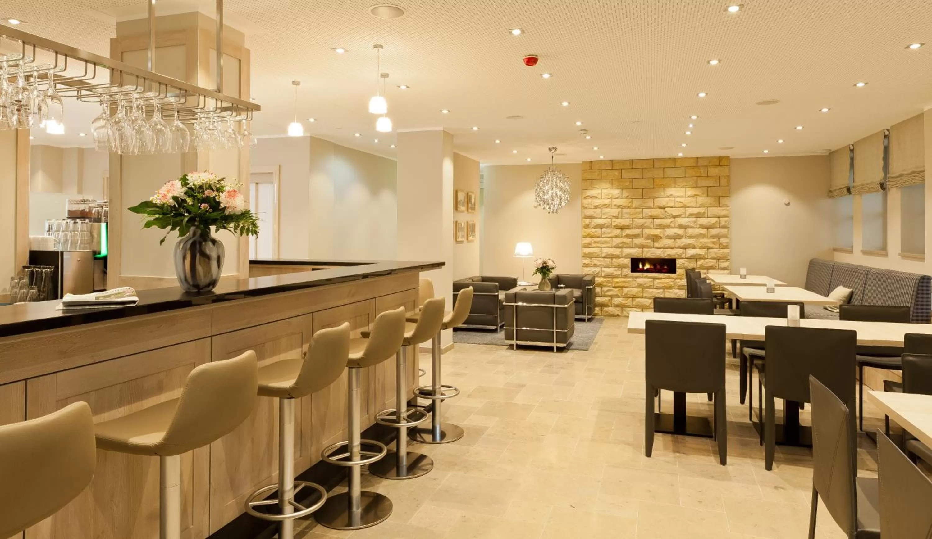 Lounge or bar in Michels Inselhotel Vier Jahreszeiten