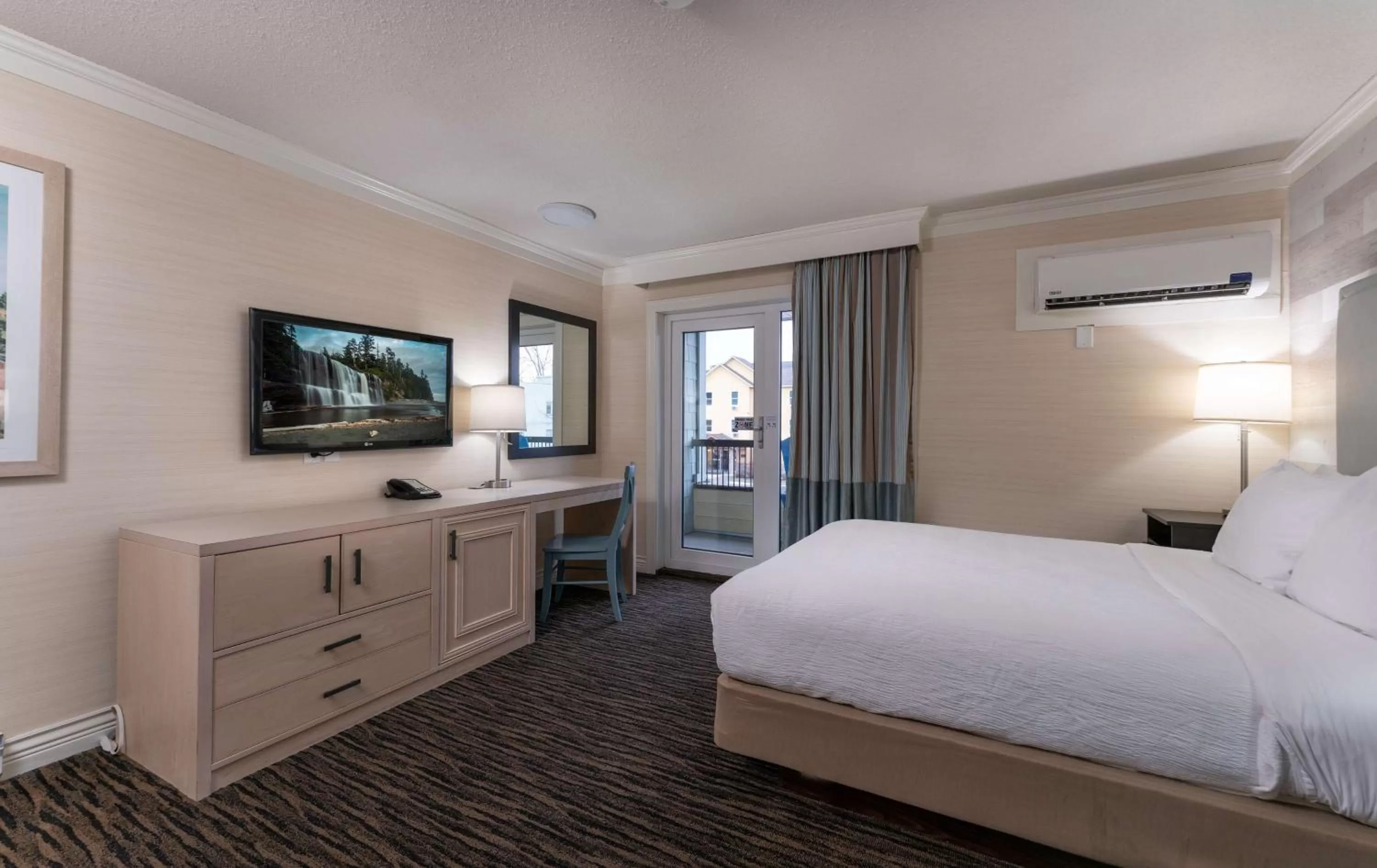 Queen Room with Mobility Accessible Tub and Balcony in Prestige Beach House, WorldHotels Crafted