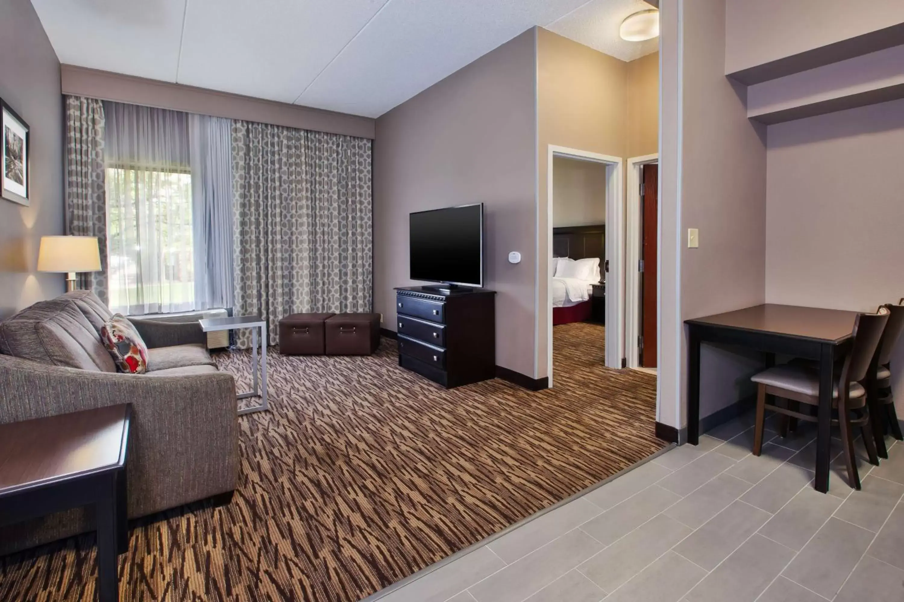 Living room, TV/Entertainment Center in Hampton Inn & Suites Cleveland-Airport/Middleburg Heights