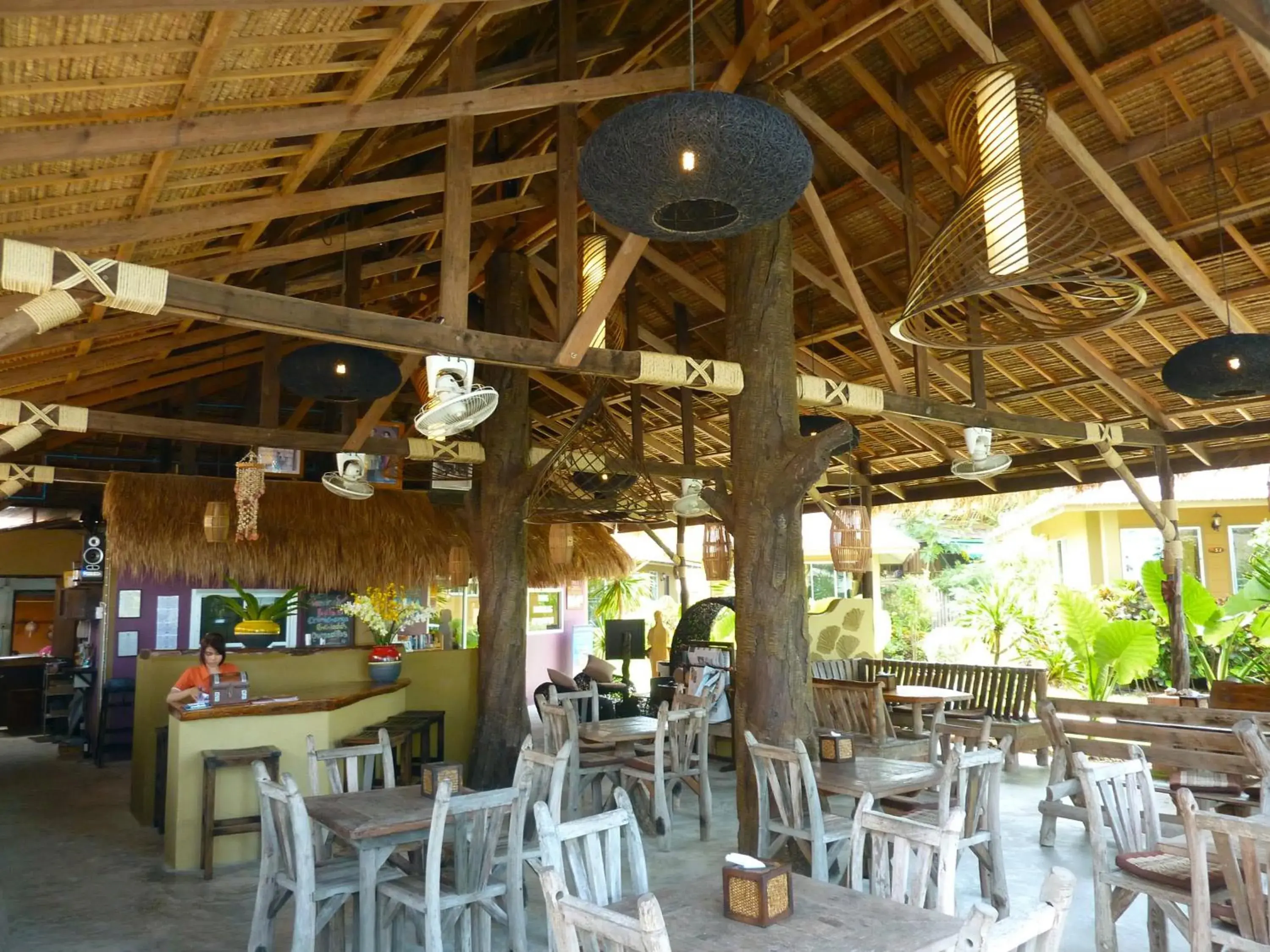 Restaurant/Places to Eat in Lanta Castaway Beach Resort