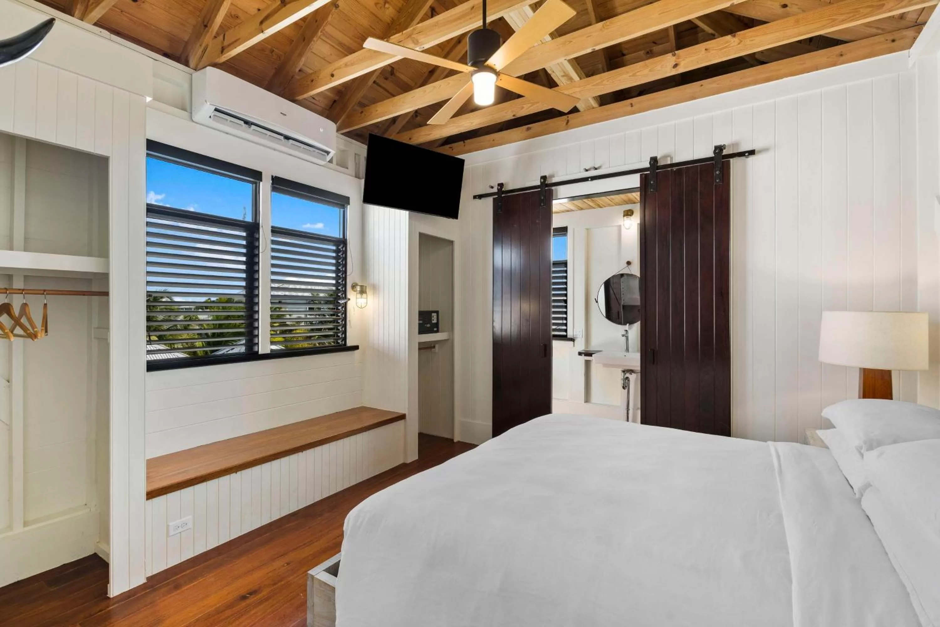 Bedroom, Bed in Mahogany Bay Resort and Beach Club, Curio Collection