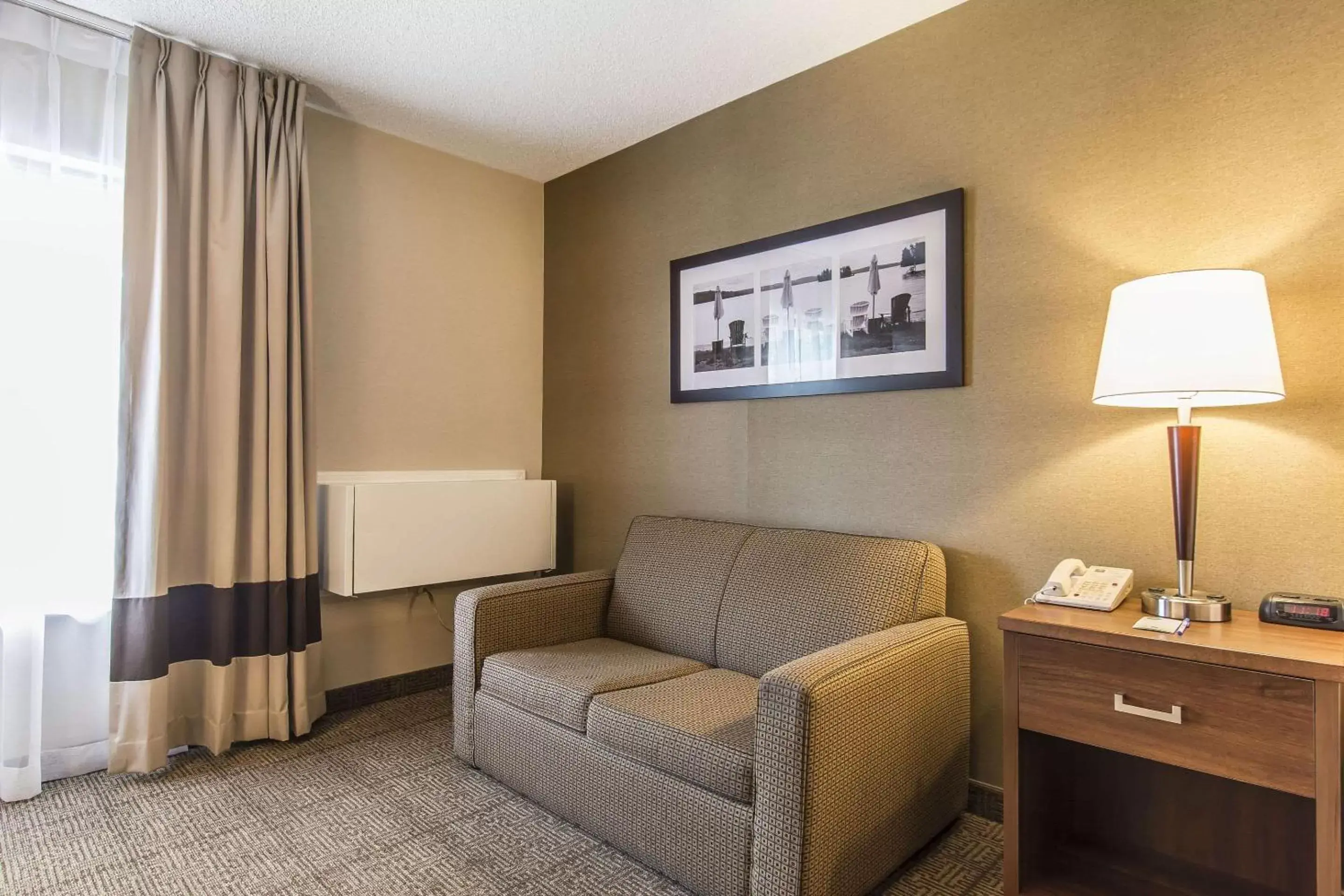 Photo of the whole room, Seating Area in Comfort Inn Huntsville