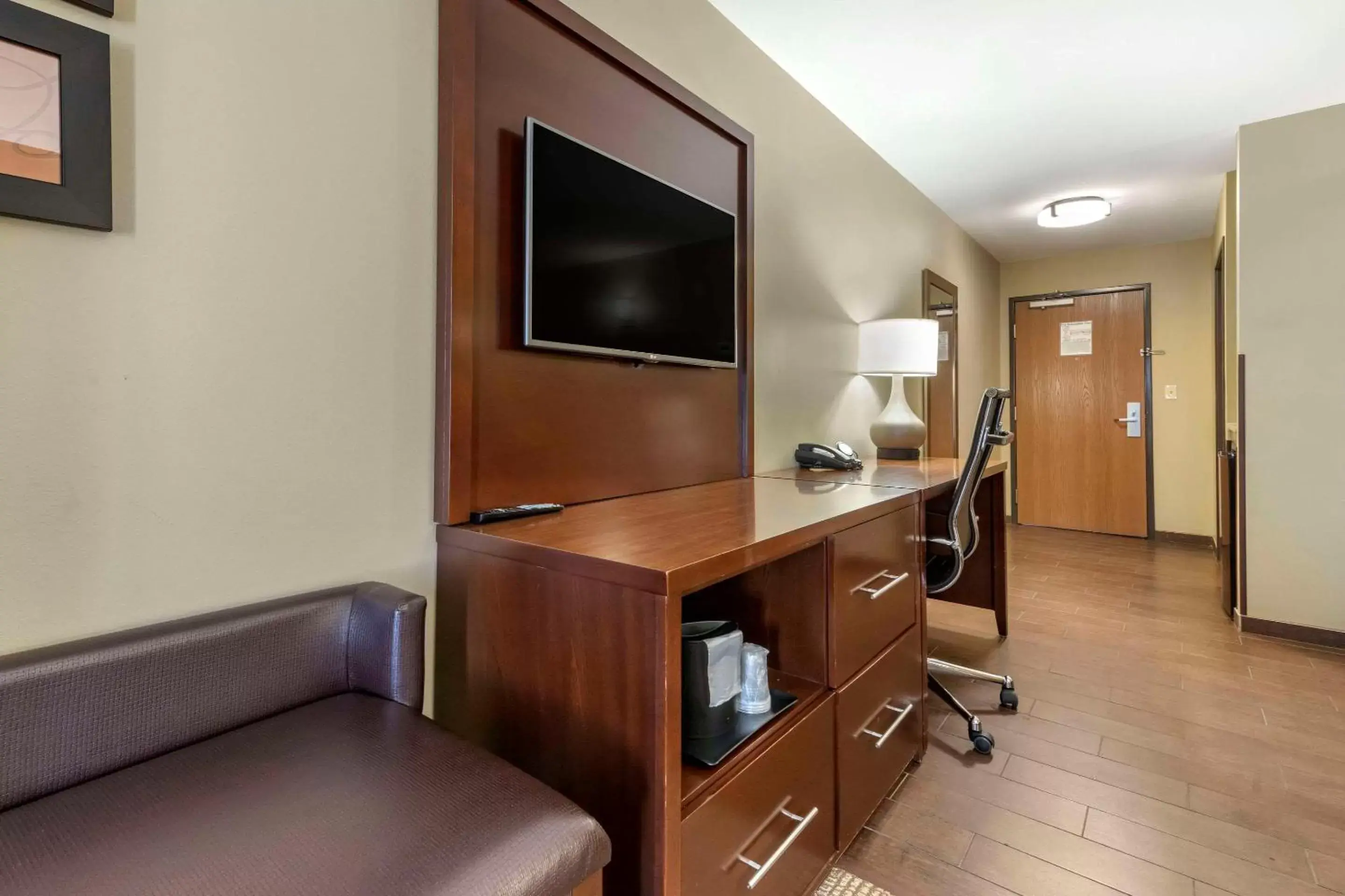 Bedroom, TV/Entertainment Center in Comfort Suites Bridgeport - Clarksburg