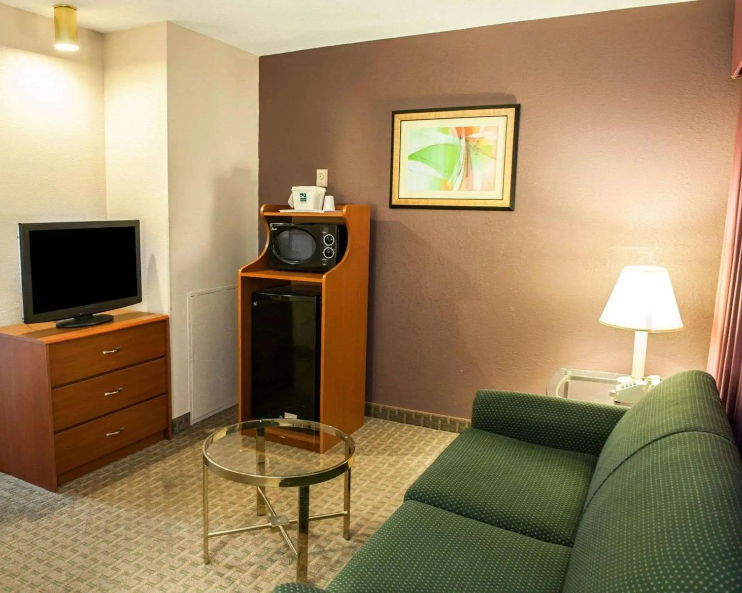 Photo of the whole room, TV/Entertainment Center in Quality Inn and Suites Indianapolis