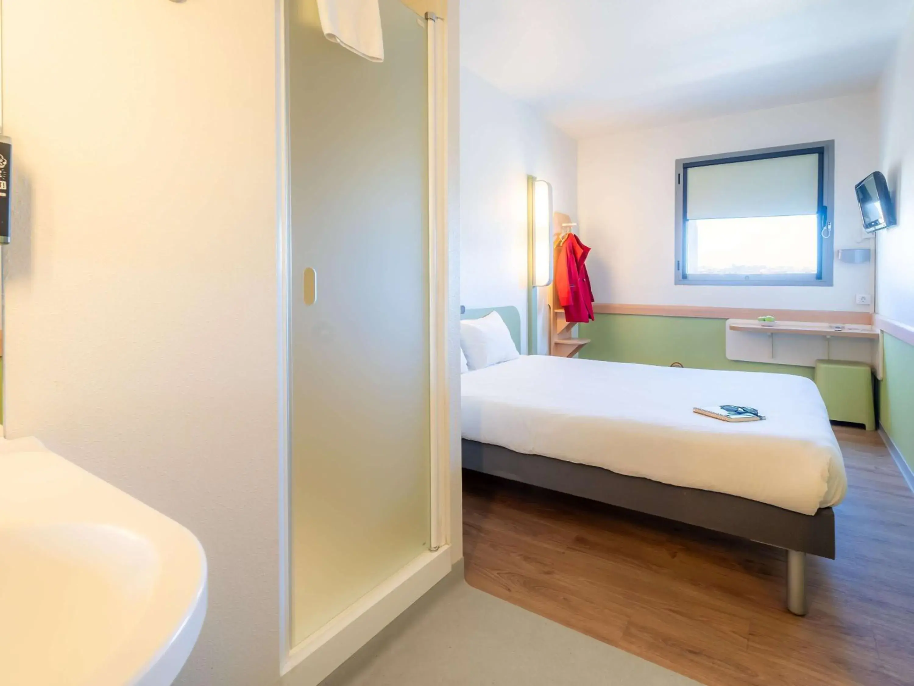 Bedroom, Bathroom in Ibis Budget Madrid Vallecas