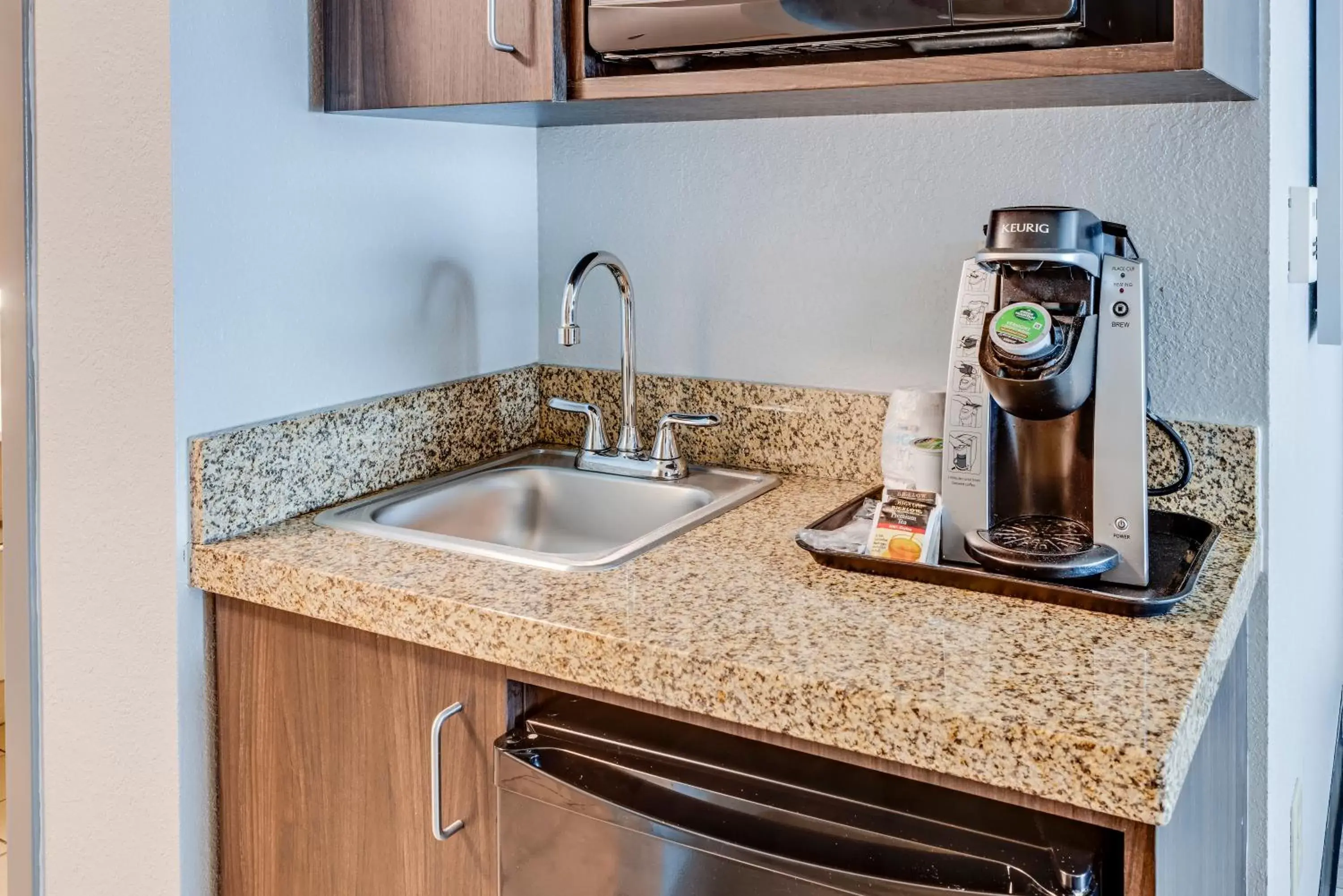 Kitchen/Kitchenette in Holiday Inn Express Hotel & Suites Ohio State University- OSU Medical Center, an IHG Hotel