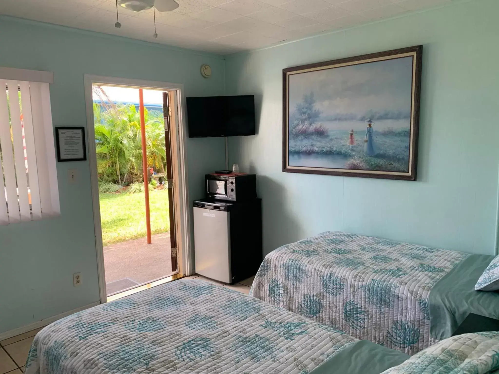 Photo of the whole room, Bed in Carousel Motel -Redington Shores
