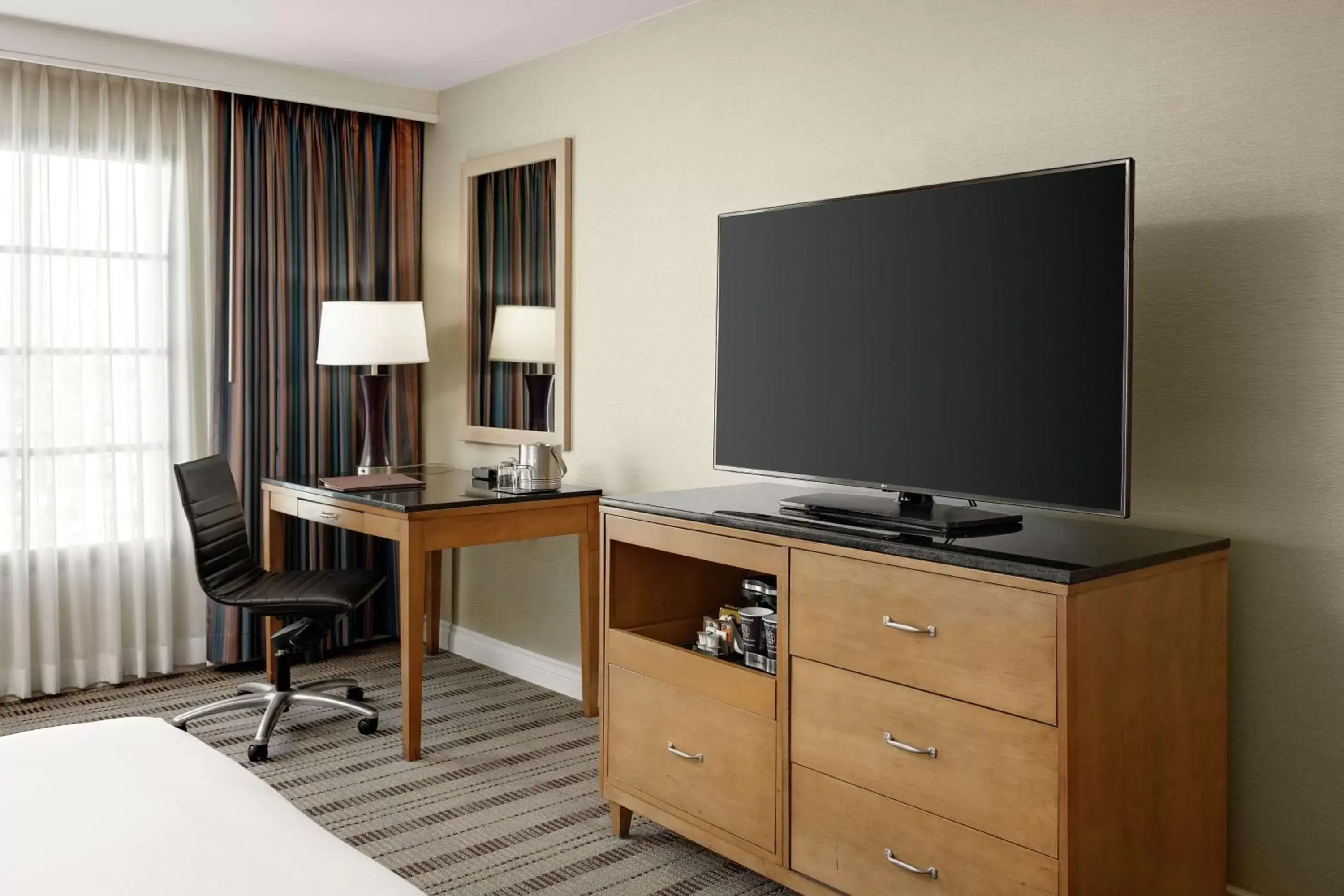 Bedroom, TV/Entertainment Center in DoubleTree by Hilton San Pedro