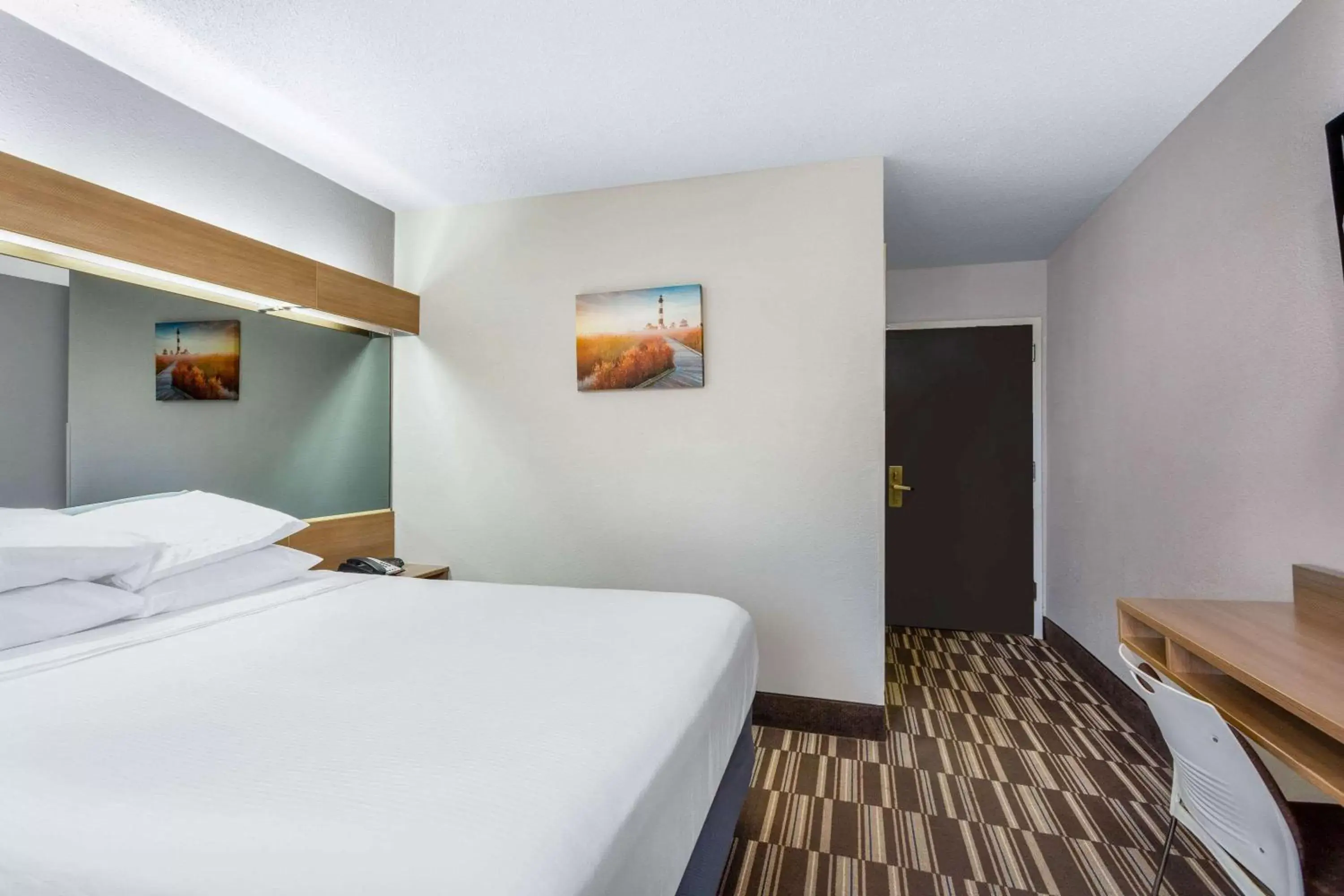 Photo of the whole room, Bed in Microtel Inn & Suites by Wyndham Matthews/Charlotte