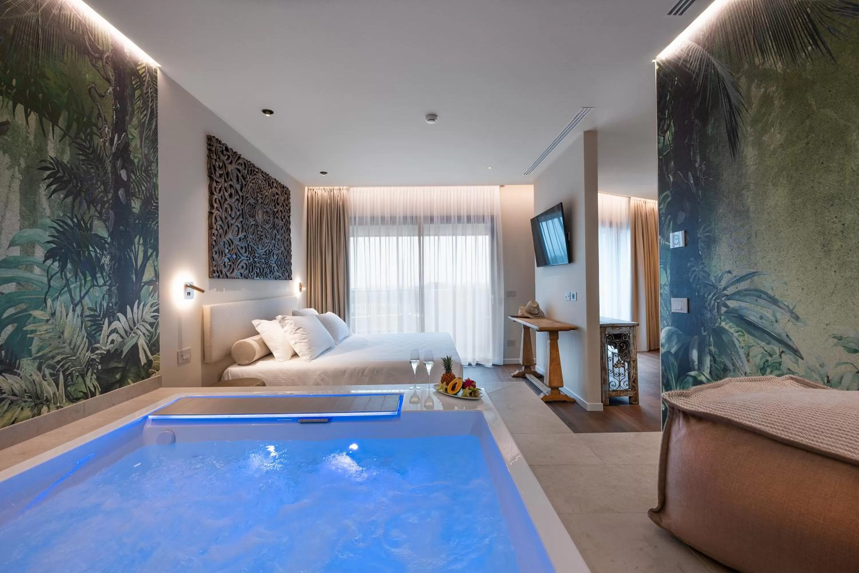Hot Tub, Bed in Savoy Beach Hotel & Thermal Spa