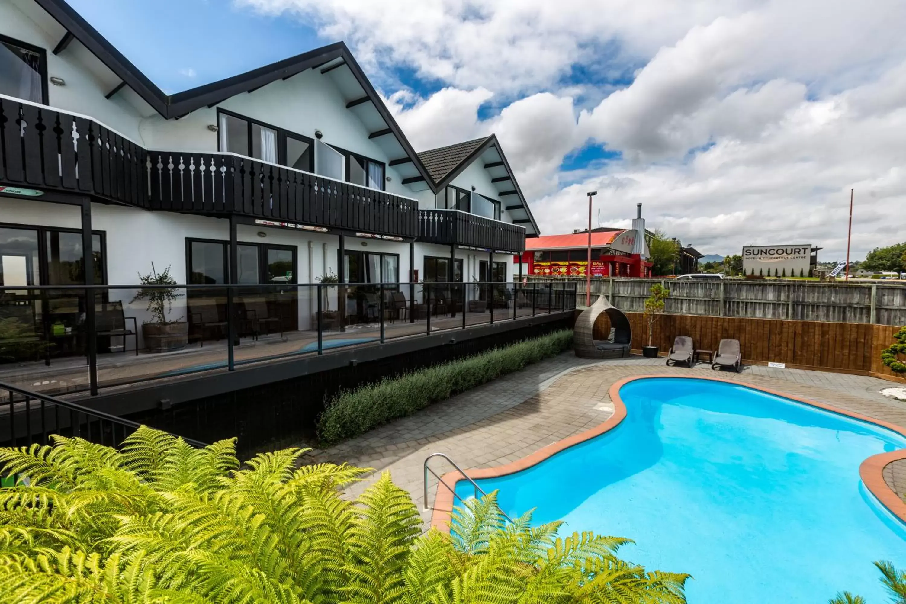 Swimming pool in Le Chalet Suisse Motel Taupo