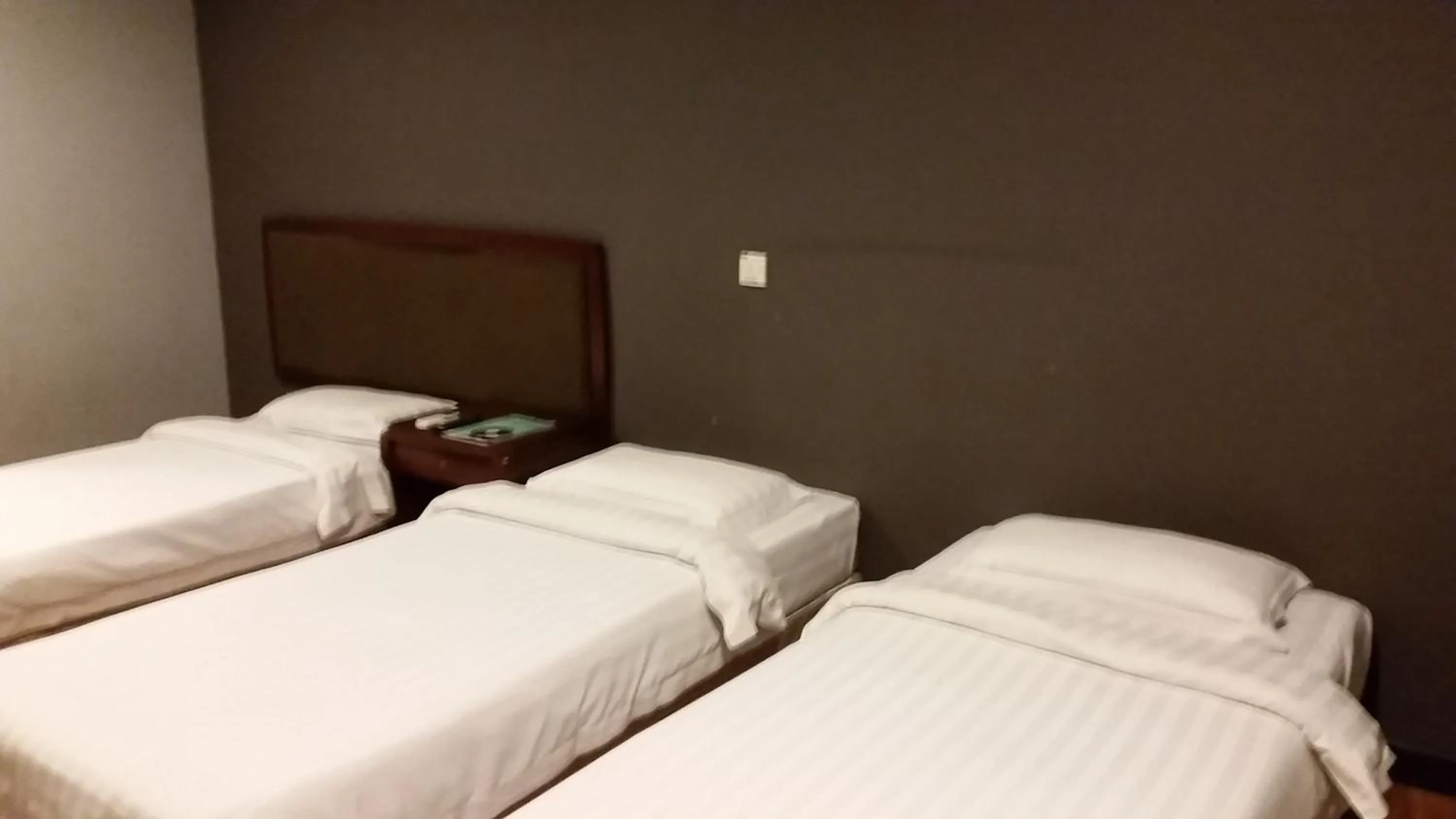 Bed in Hotel Sadong88
