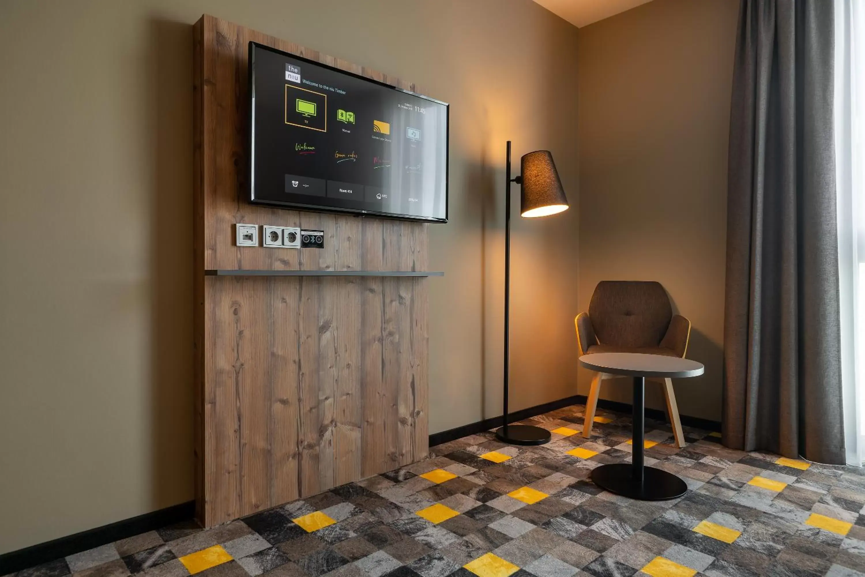 TV and multimedia, Bed in Holiday Inn - the niu, Timber Esslingen by IHG TV and multimedia, Bed in Holiday Inn - the niu, Timber Esslingen by IHG