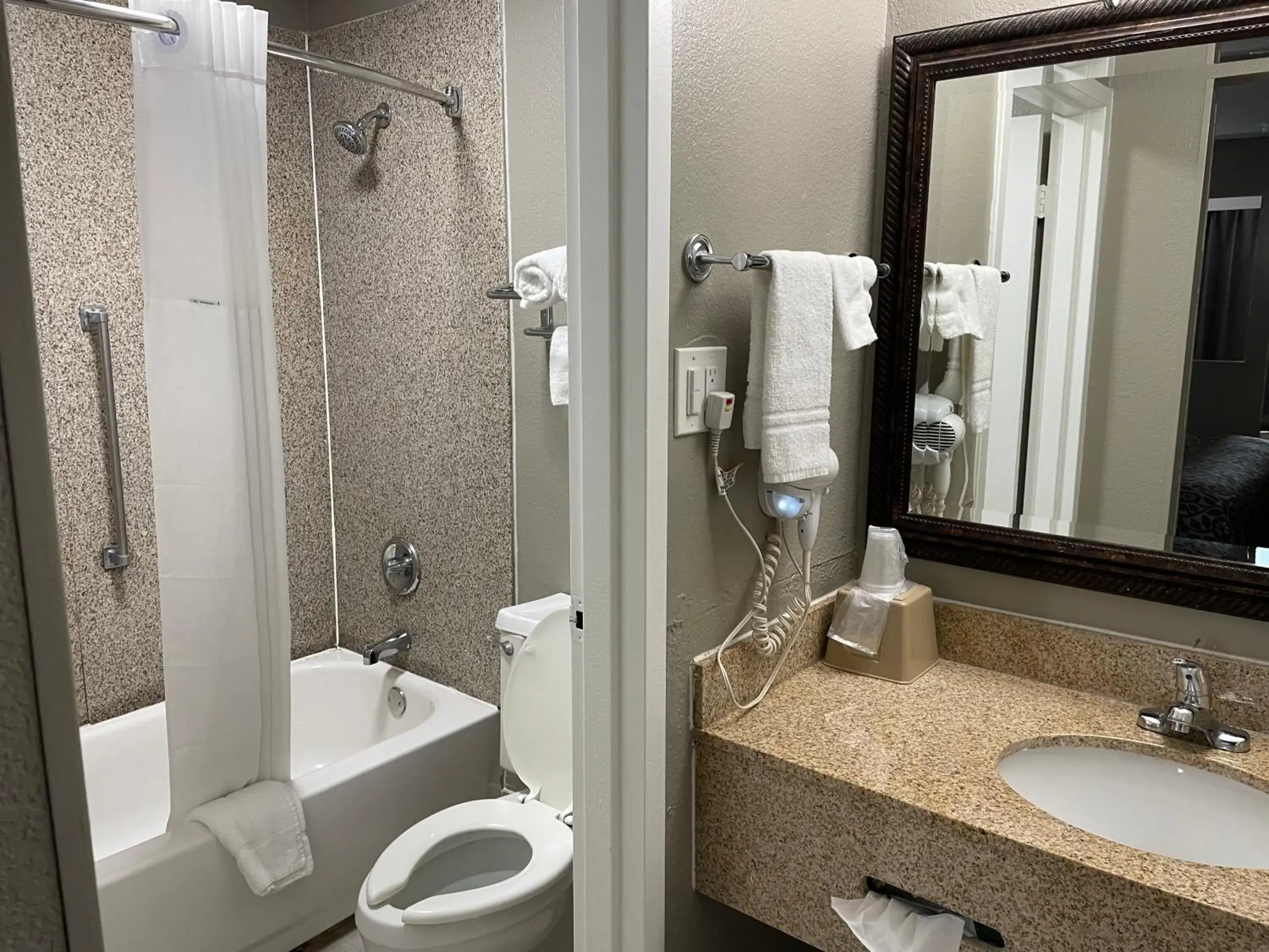 Bathroom in Days Inn & Suites by Wyndham Collierville Germantown Area