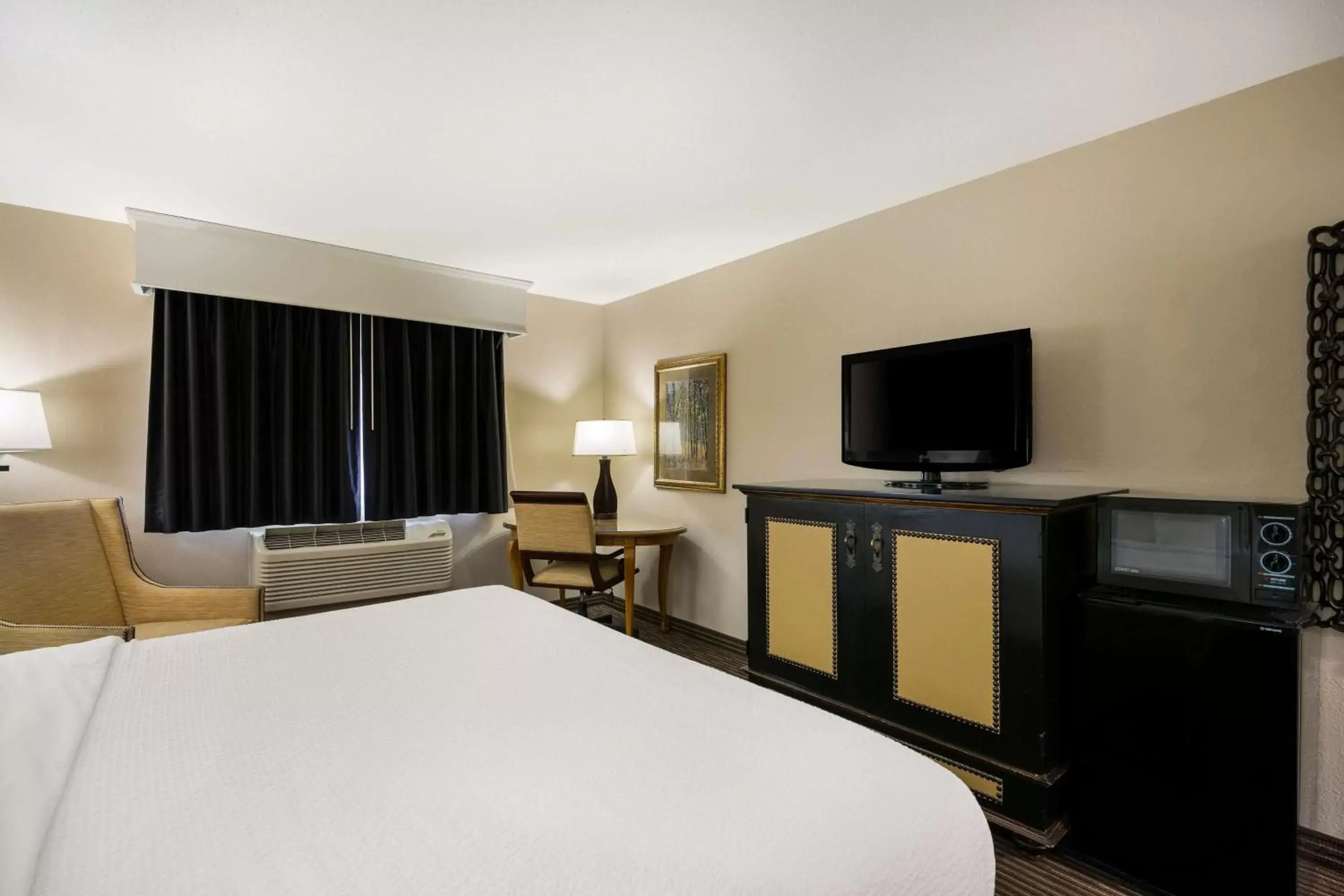 Bedroom, TV/Entertainment Center in Revel Hotel Minot - SureStay Collection by Best Western