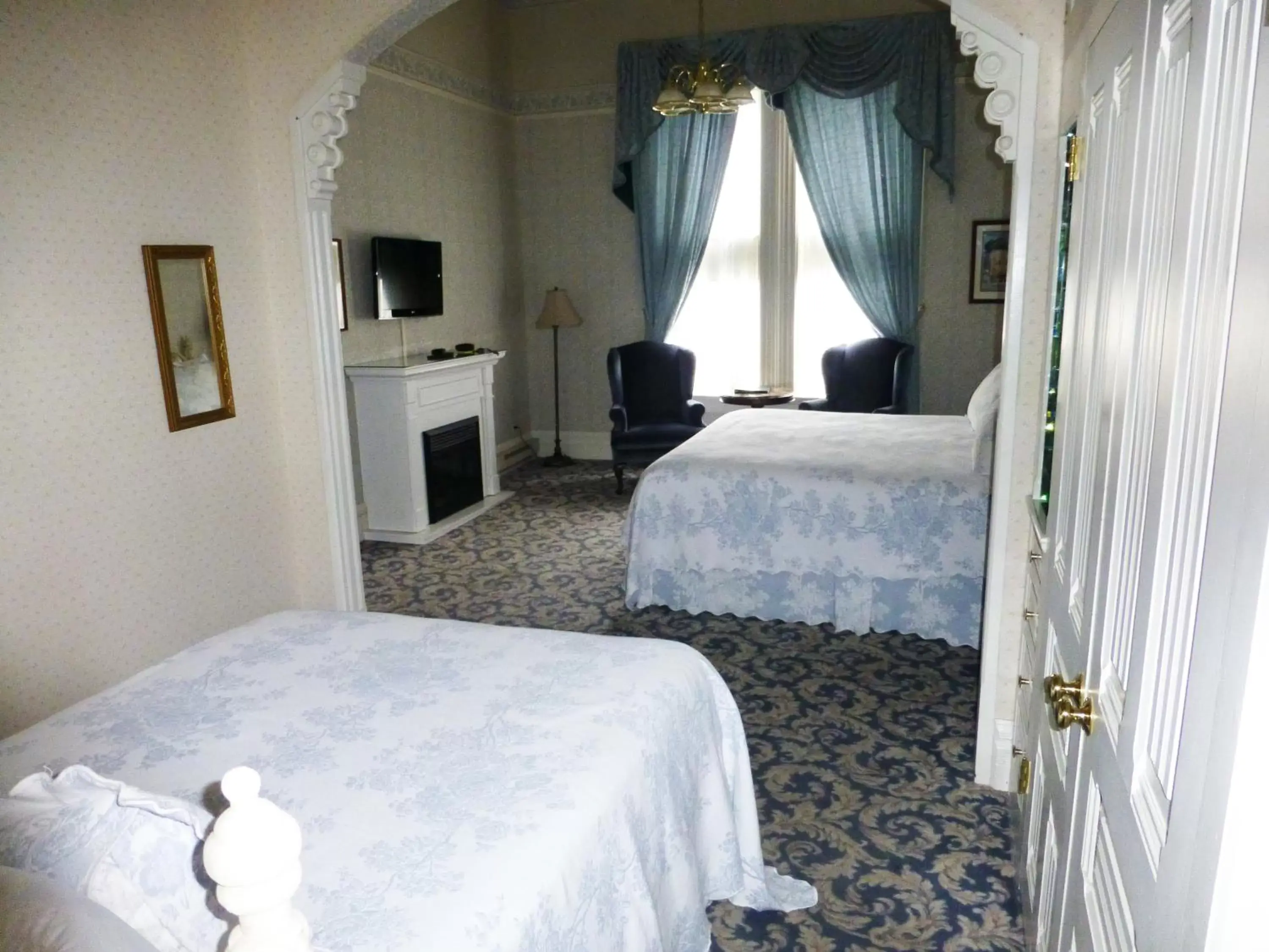 Photo of the whole room, Bed in Victorian Inn