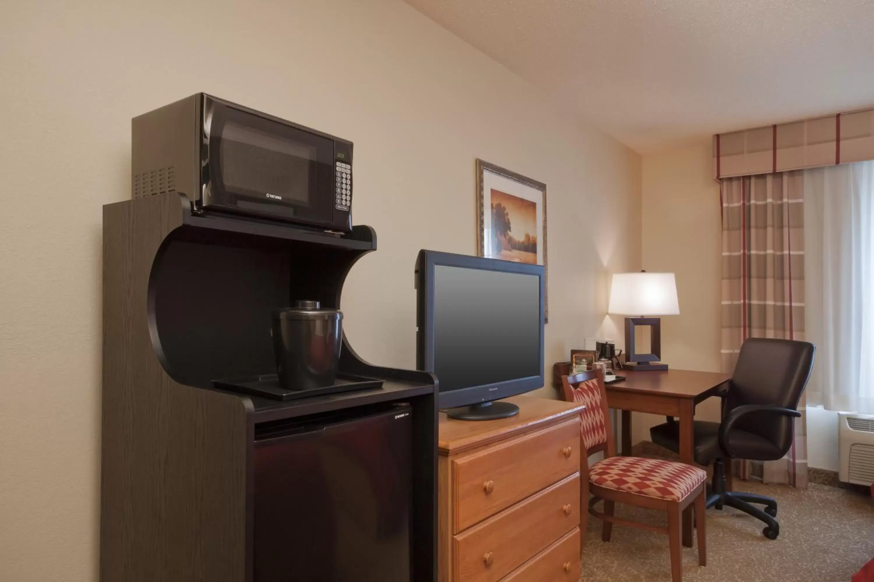 Bed, TV/Entertainment Center in Country Inn & Suites by Radisson, Davenport, IA