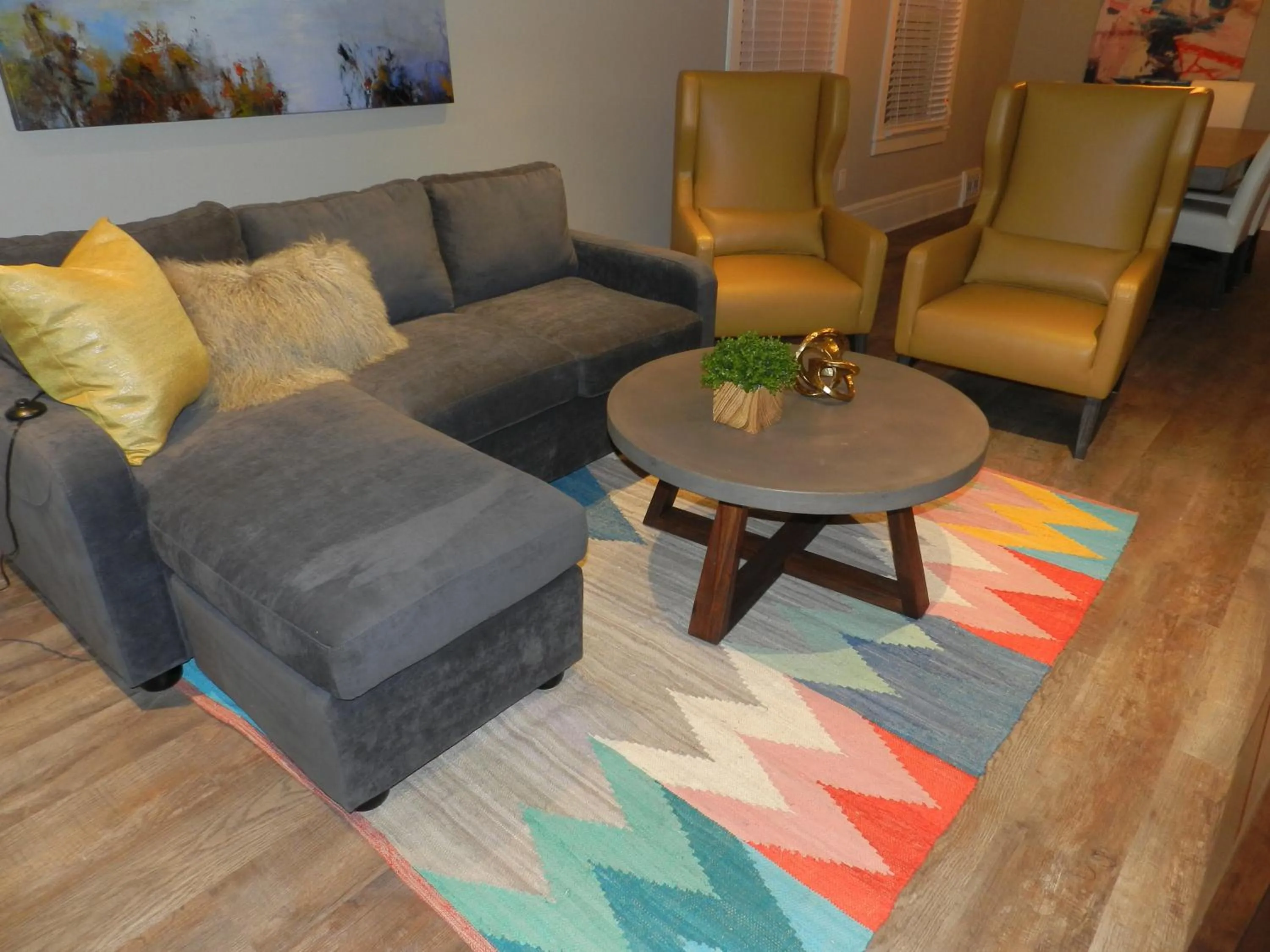 Living room in Kings Inn Near the Falls