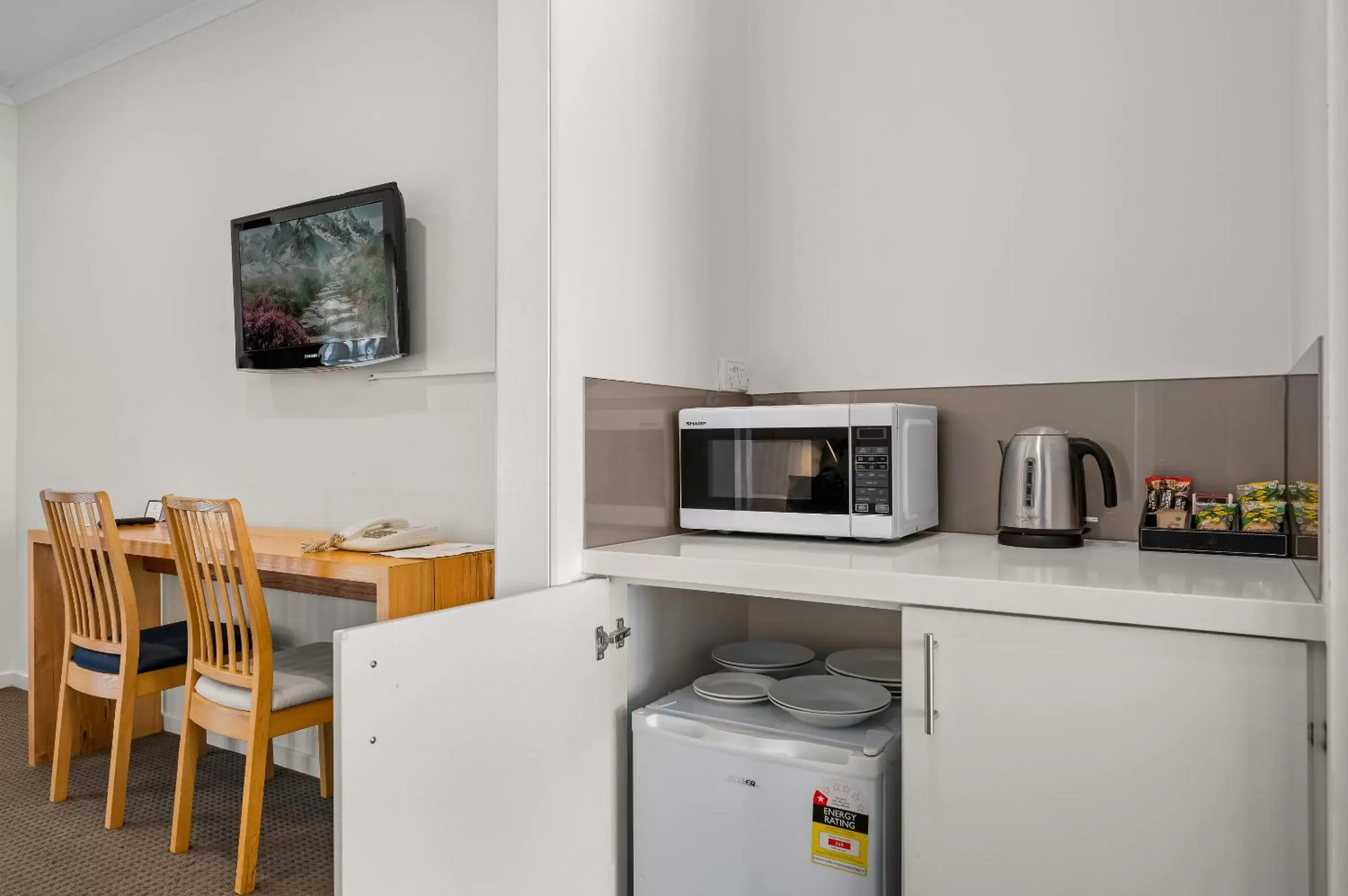 minibar, Kitchen/Kitchenette in Rowville International Hotel