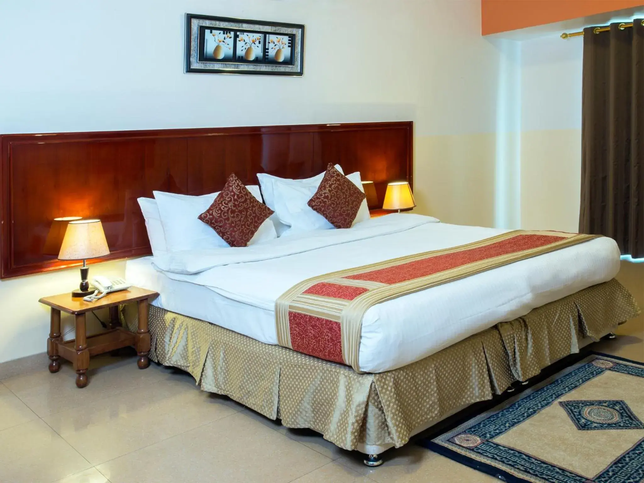 Bed in Safeer Plaza Hotel