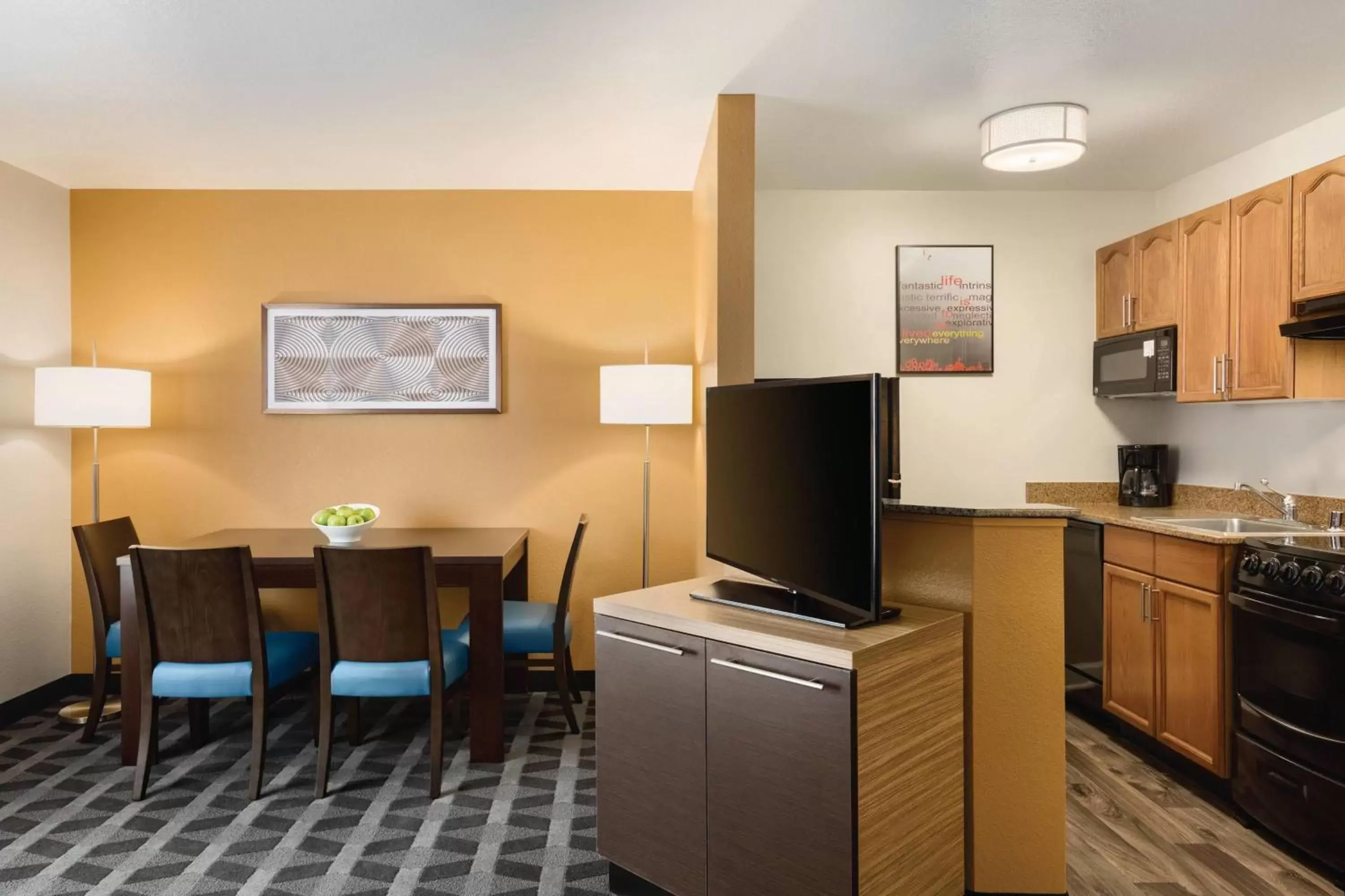 Bedroom, TV/Entertainment Center in TownePlace Suites by Marriott Denver West Federal Center