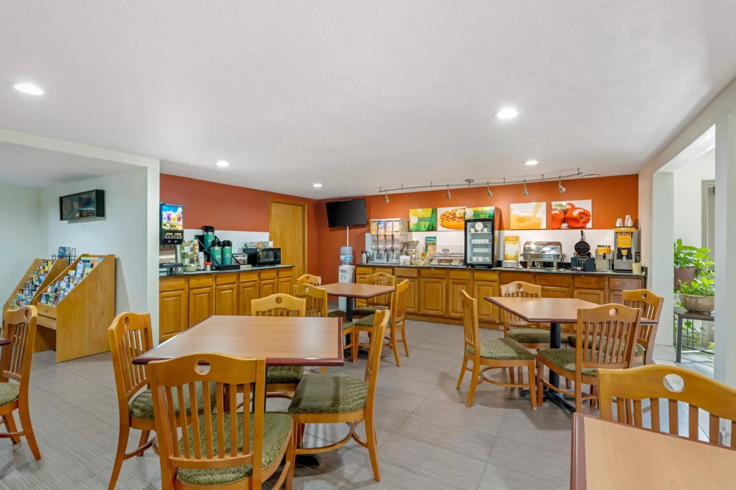 Breakfast, Restaurant/Places to Eat in Quality Inn and Suites Lincoln