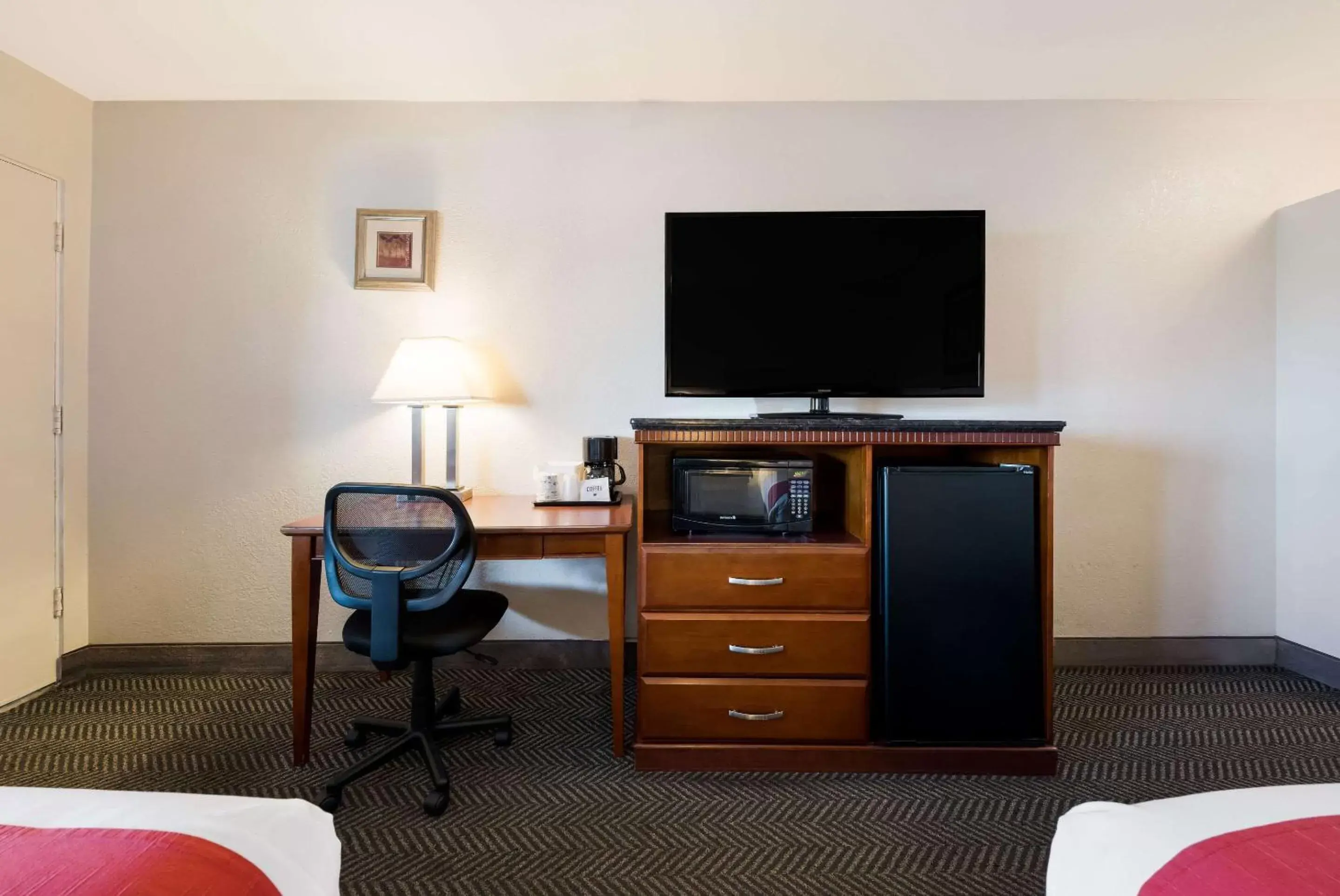 Bedroom, TV/Entertainment Center in Rodeway Inn