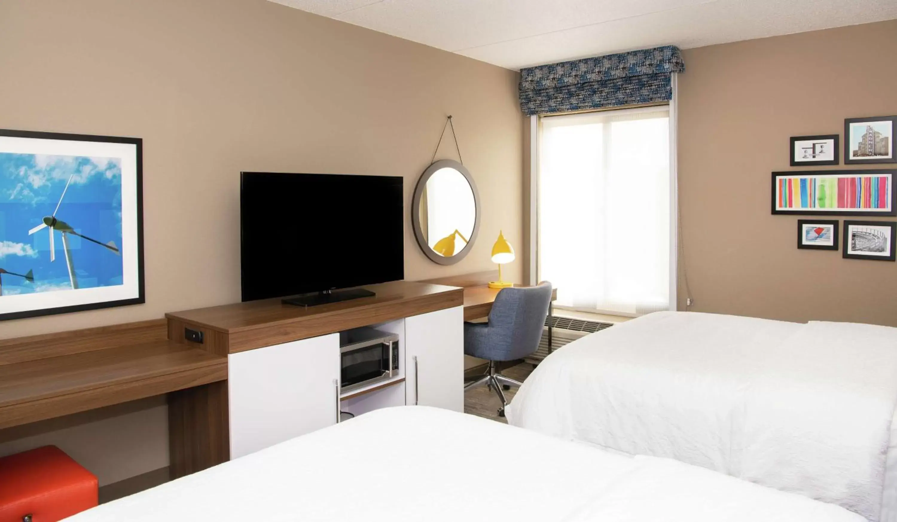 Bedroom, Bed in Hampton Inn Erie-South