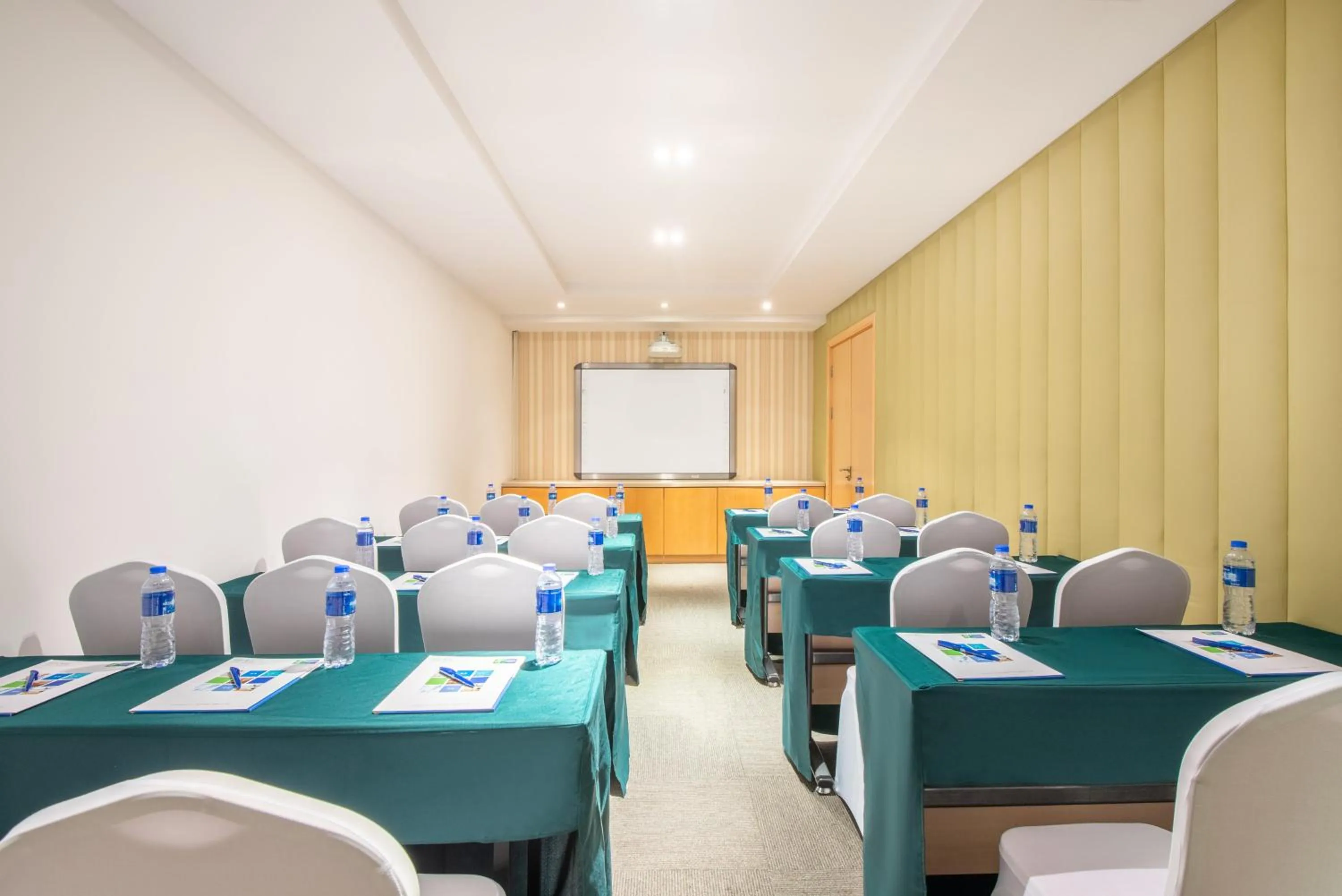 Meeting/conference room in Holiday Inn Express Changzhou Centre by IHG