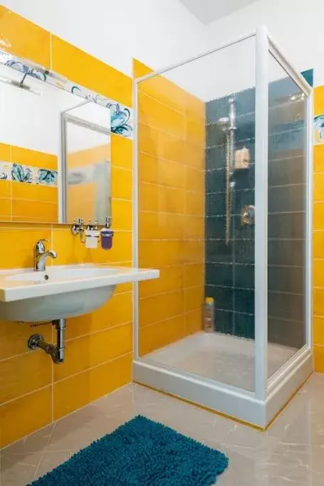 Shower, Bathroom in A Casa di Gi