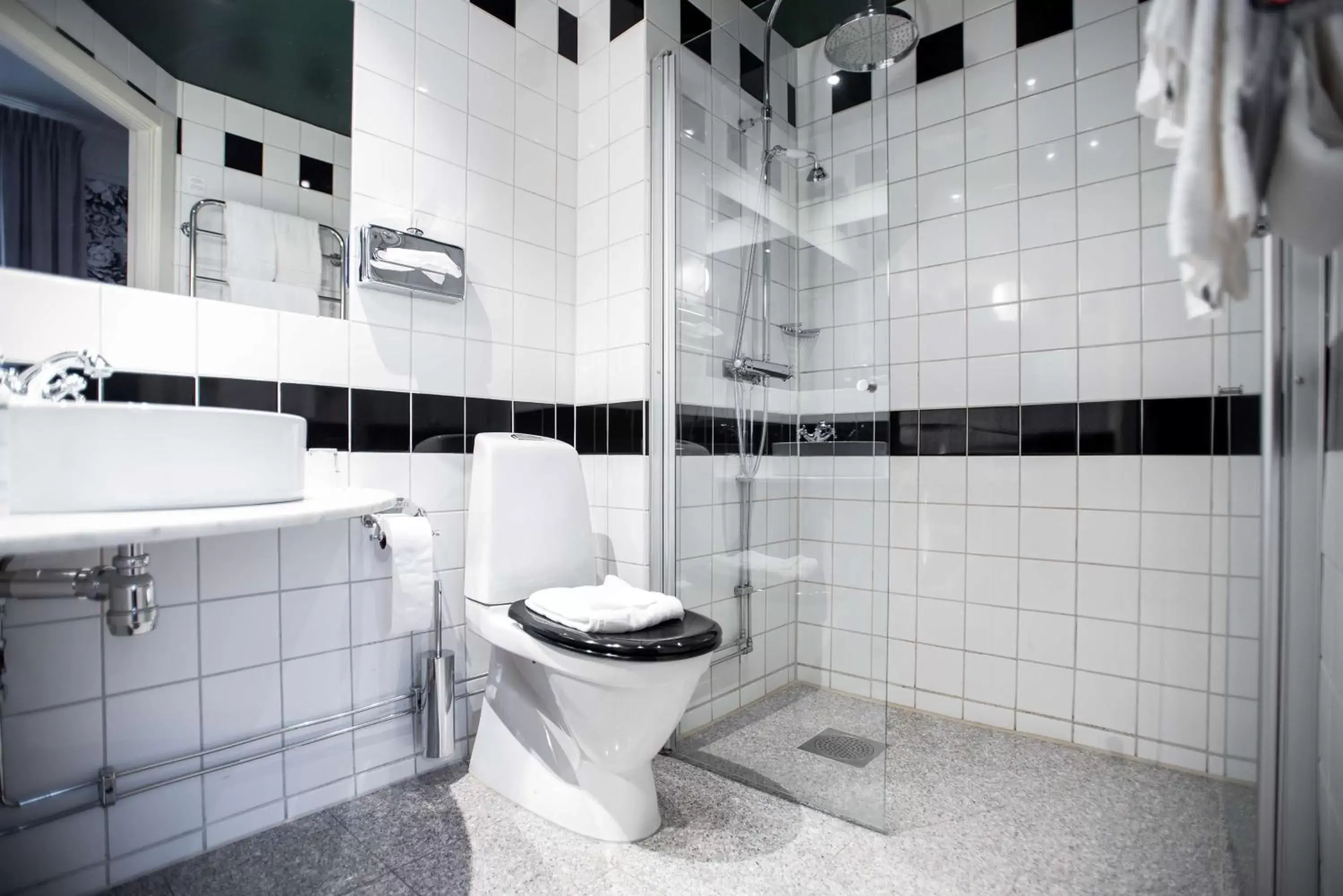 Shower, Bathroom in The Vault Hotel, WorldHotels Crafted