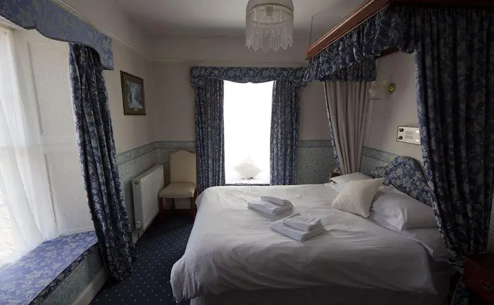 Photo of the whole room, Bed in Union Hotel