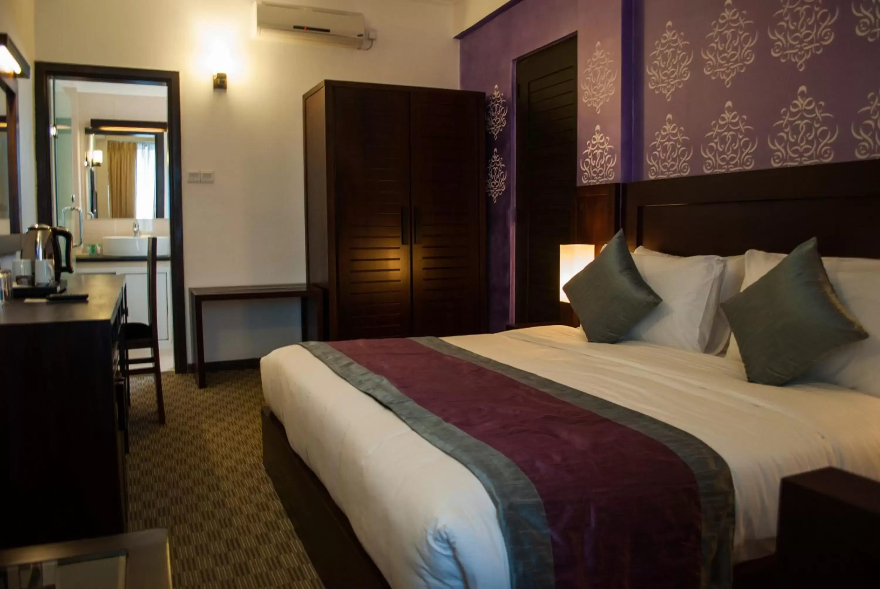 Photo of the whole room, Bed in Ceylon City Hotel,Colombo