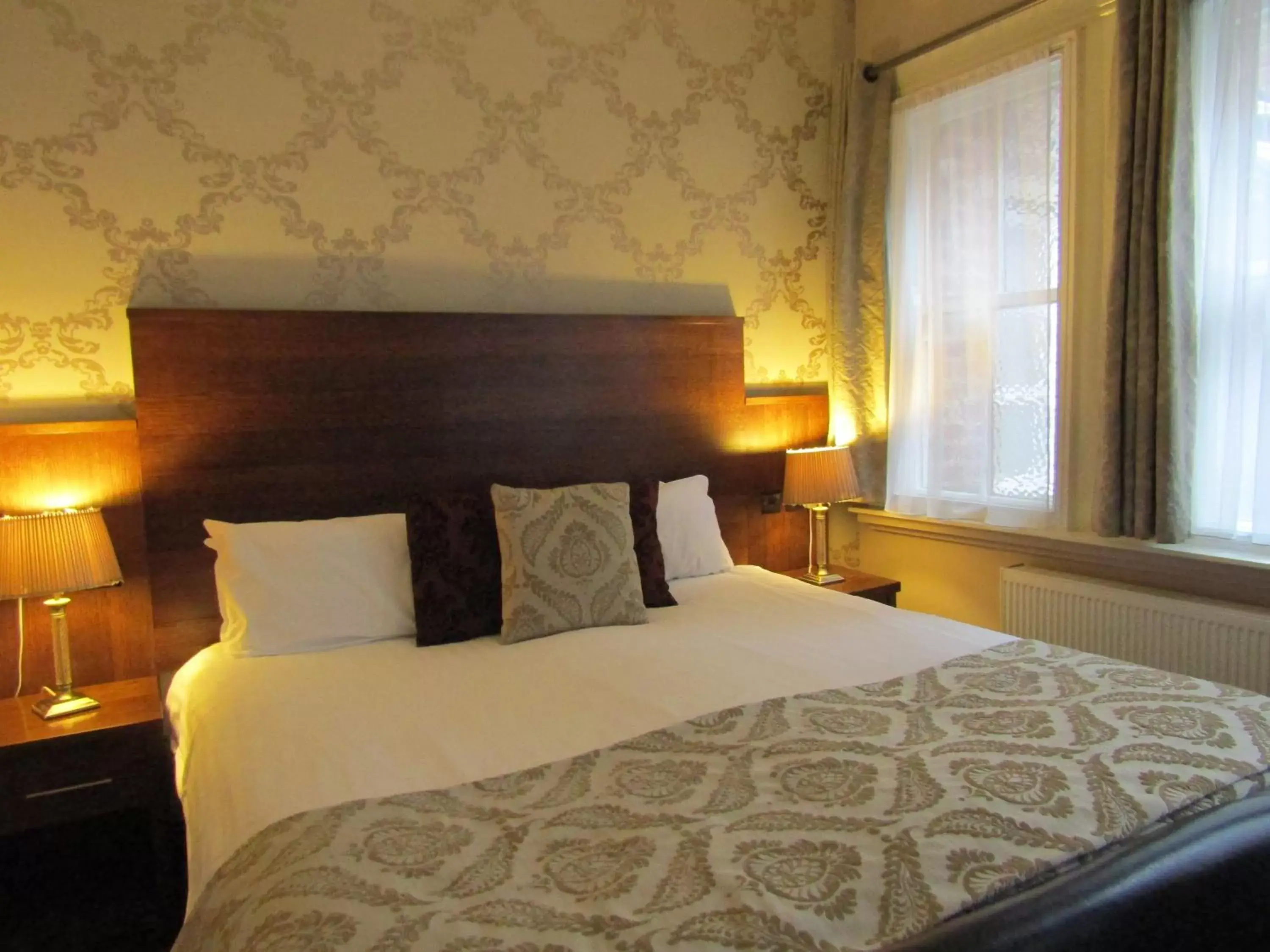 Bedroom, Bed in The Duke of Edinburgh Hotel & Bar