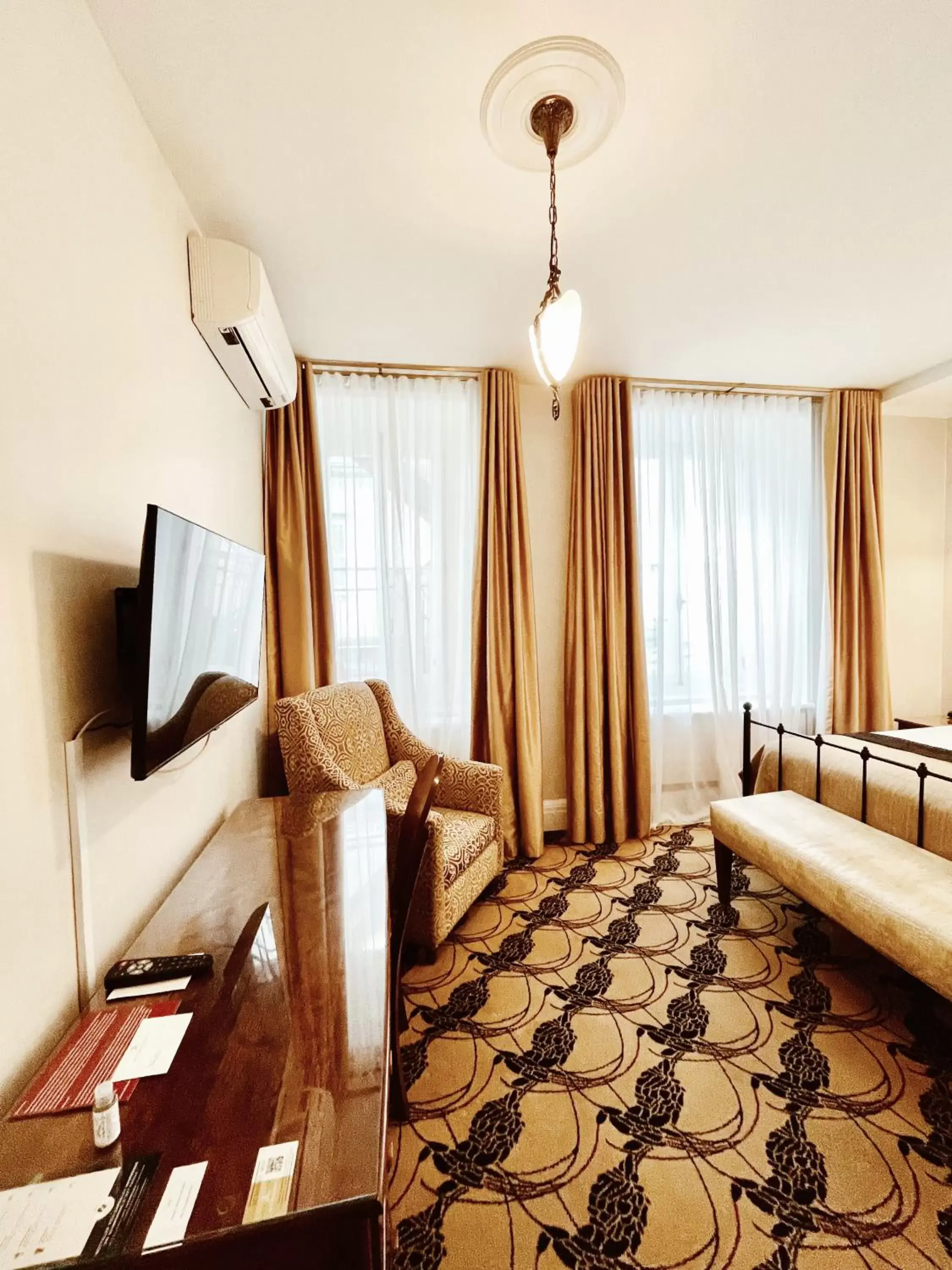 Bed, Seating Area in Hotel Manoir D'Auteuil