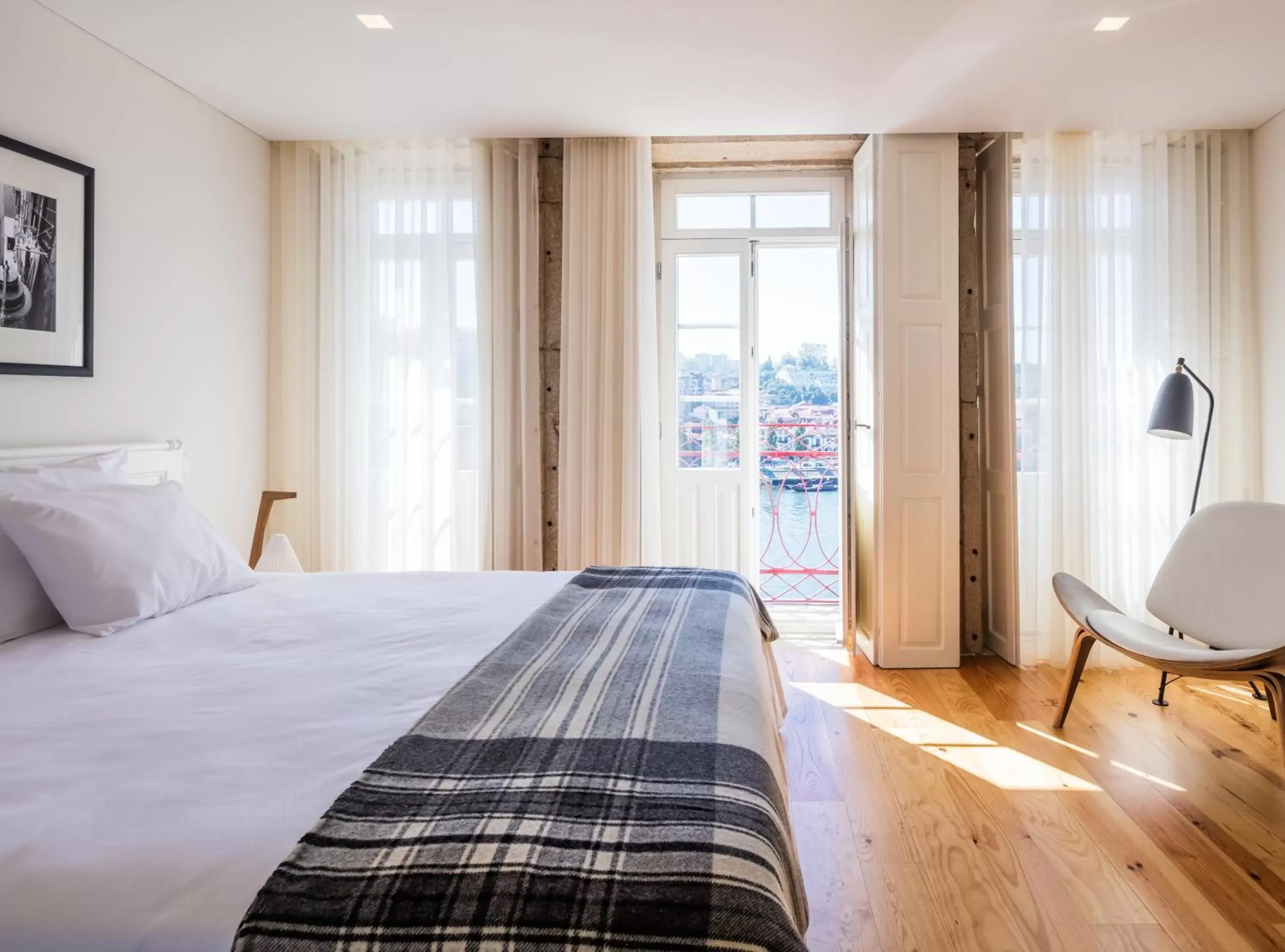Two-Bedroom Apartment in Porto River