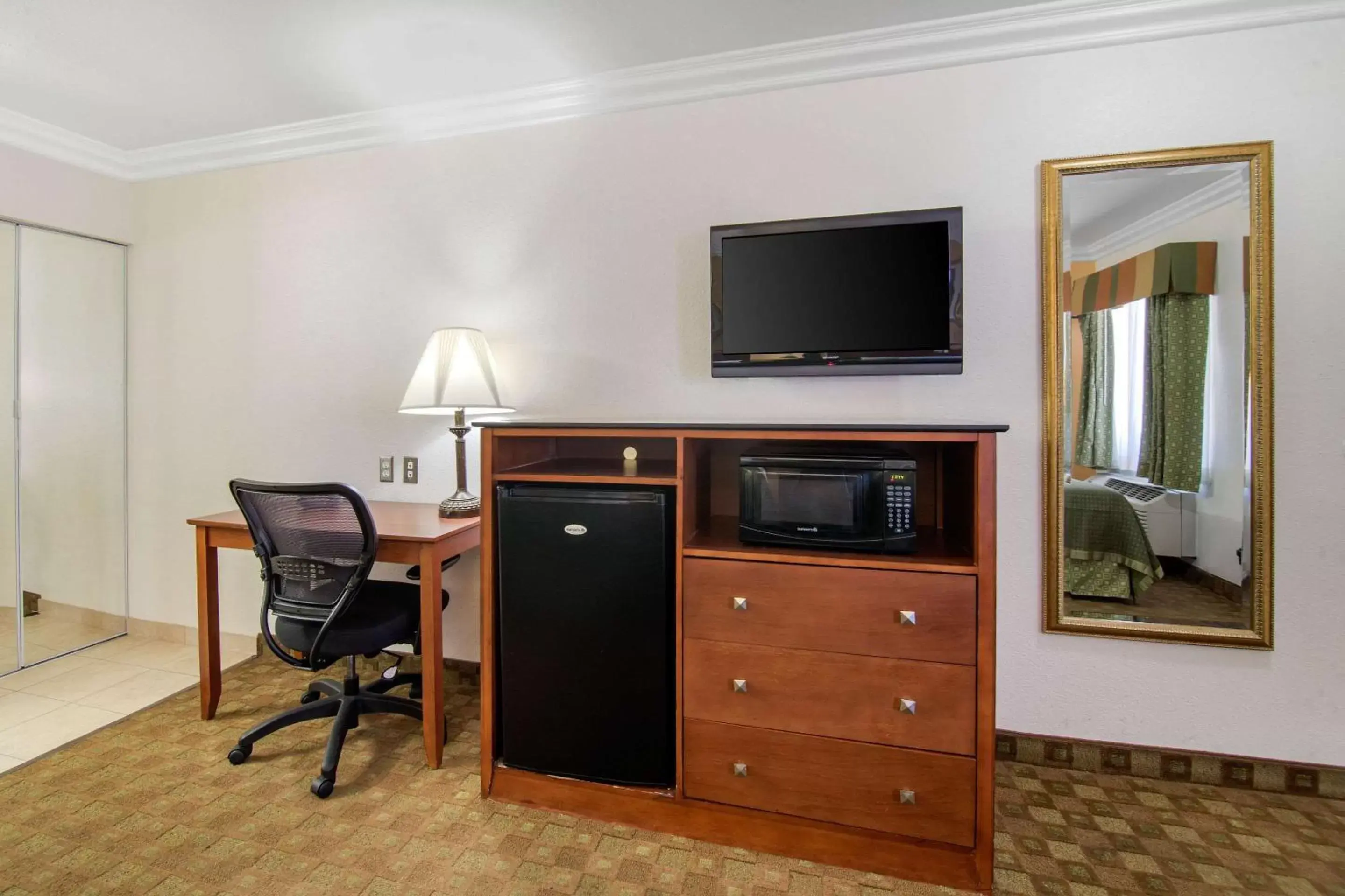 Photo of the whole room, TV/Entertainment Center in Rodeway Inn Adelanto US 395