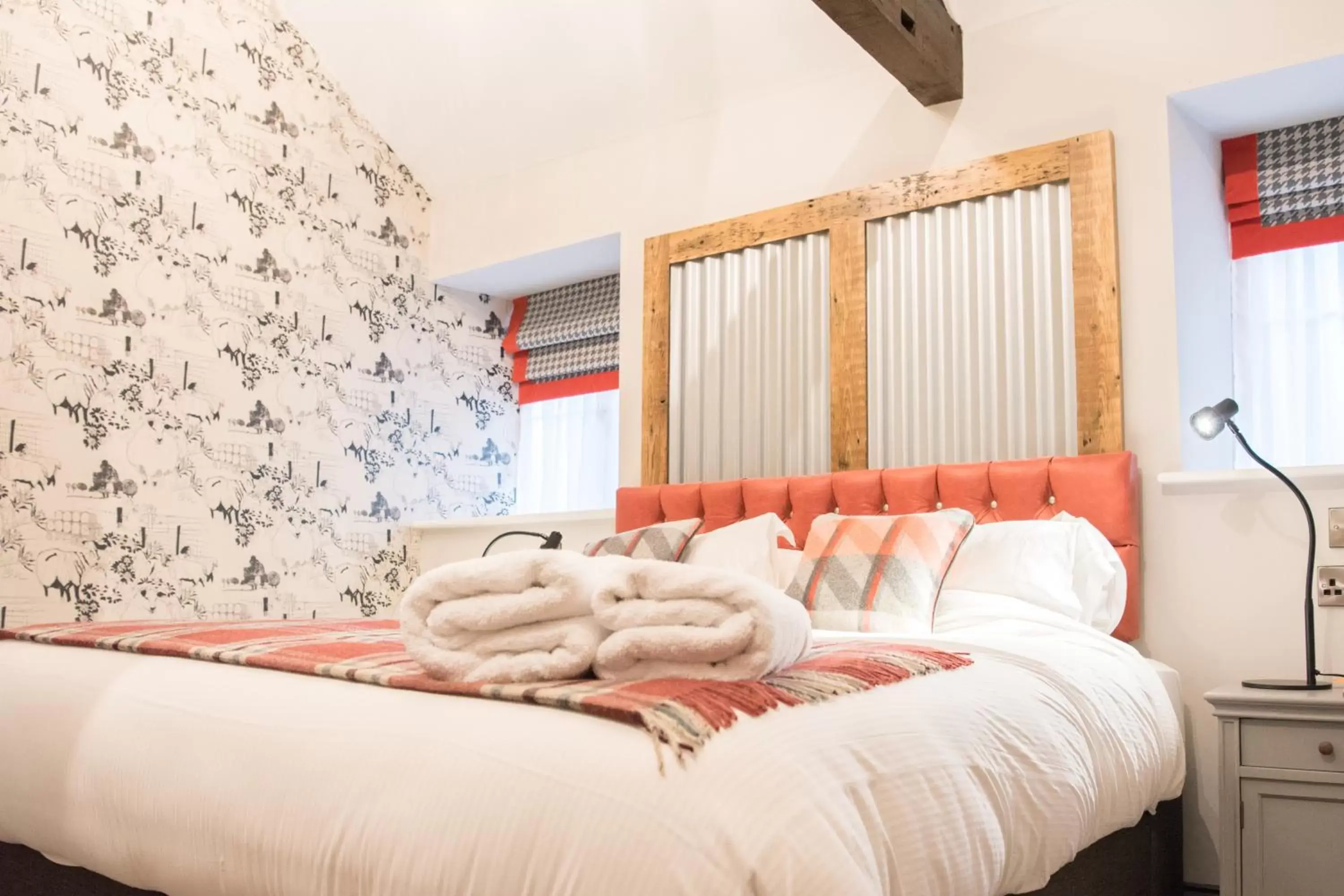 Bedroom, Bed in Helen Browning's Royal Oak