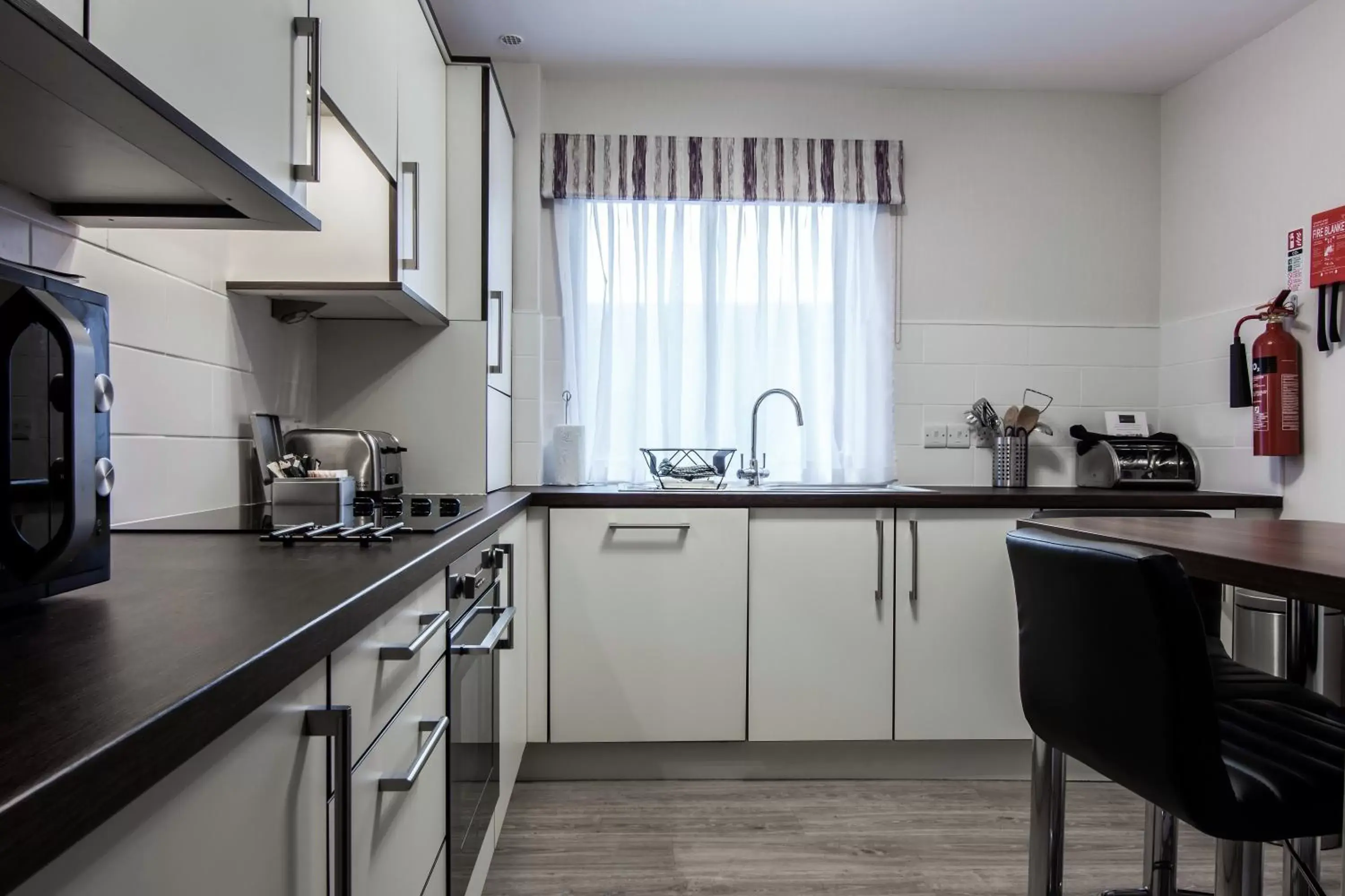 Kitchen or kitchenette, Kitchen/Kitchenette in The Knight Residence by Mansley