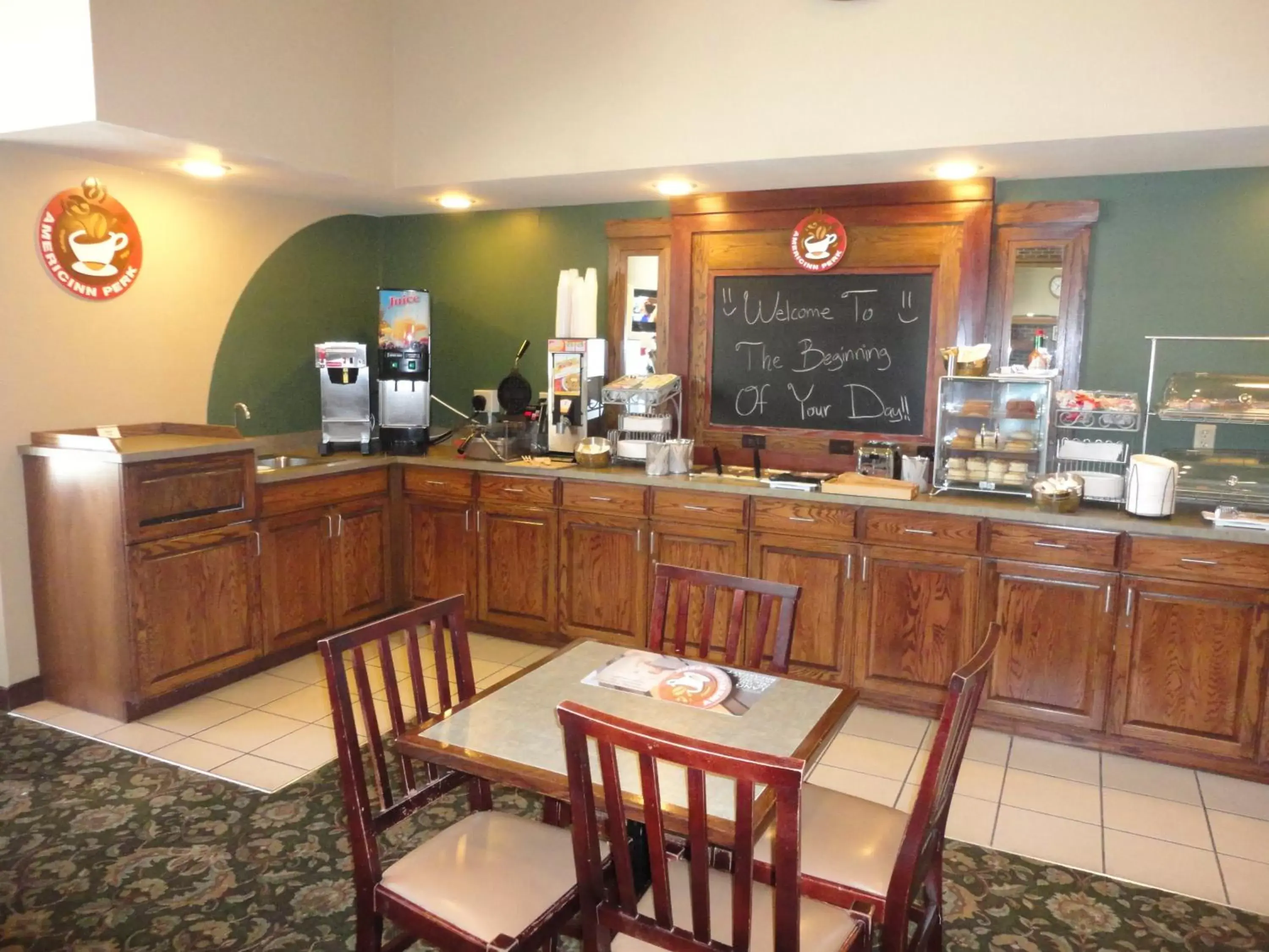 Restaurant/Places to Eat in AmericInn by Wyndham Ottumwa