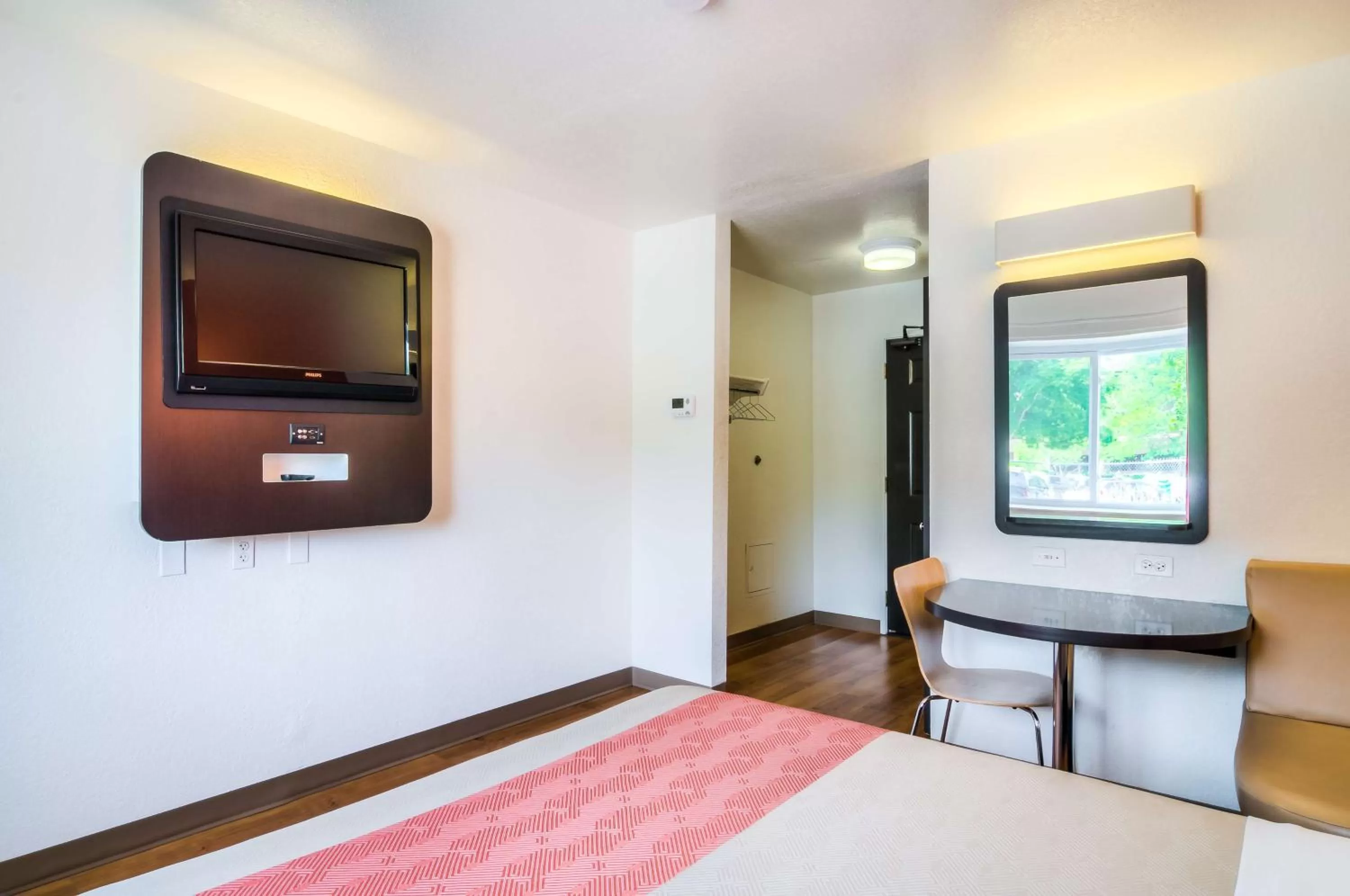 TV and multimedia, Bed in Motel 6-Arlington Heights, IL - Chicago North Central