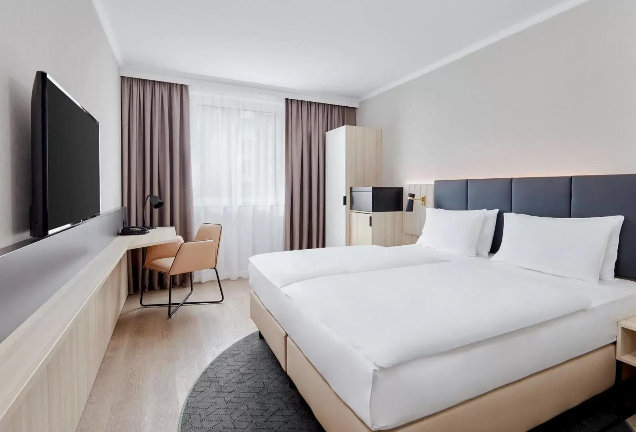 Photo of the whole room, Bed in Crowne Plaza Hamburg-City Alster, an IHG Hotel